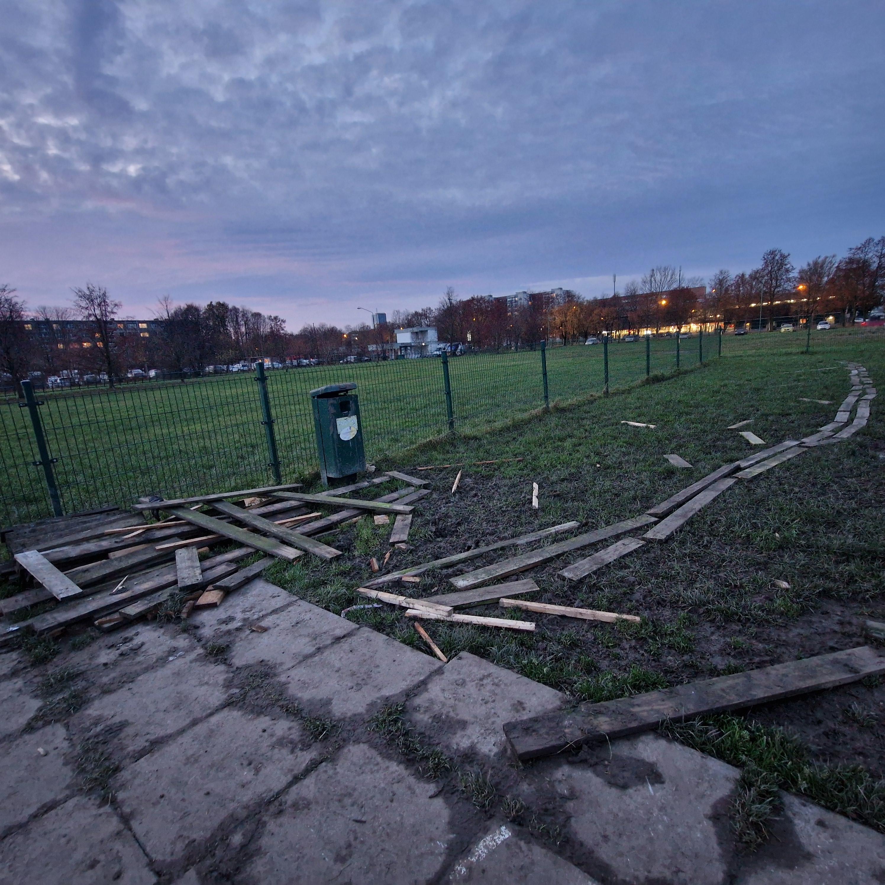 Netvarka: į krūvą suverstos lentos ir šiukšlės rėžia akį.