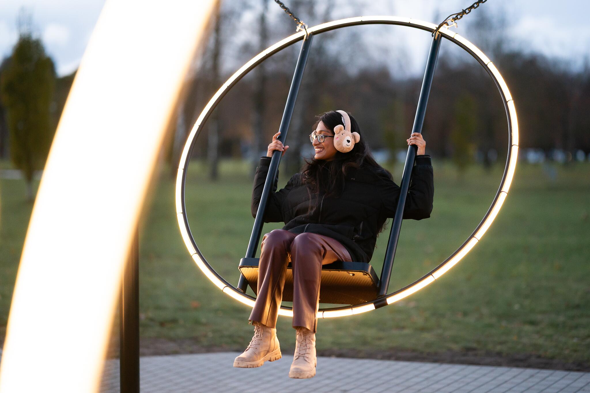 Grožėjosi: universiteto bendruomenės nariai pirmieji išbandė šviečiančias sūpynes.