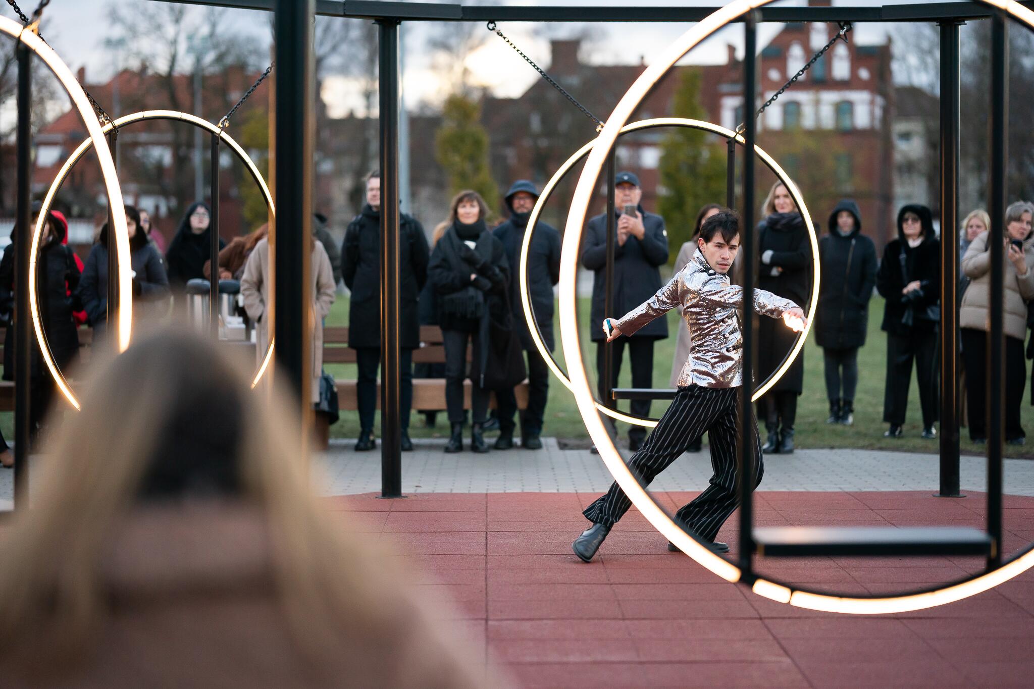 Pasirodymas: artistas M. Mordasov kartu su KU studentais atliko šokio miniatiūrą.