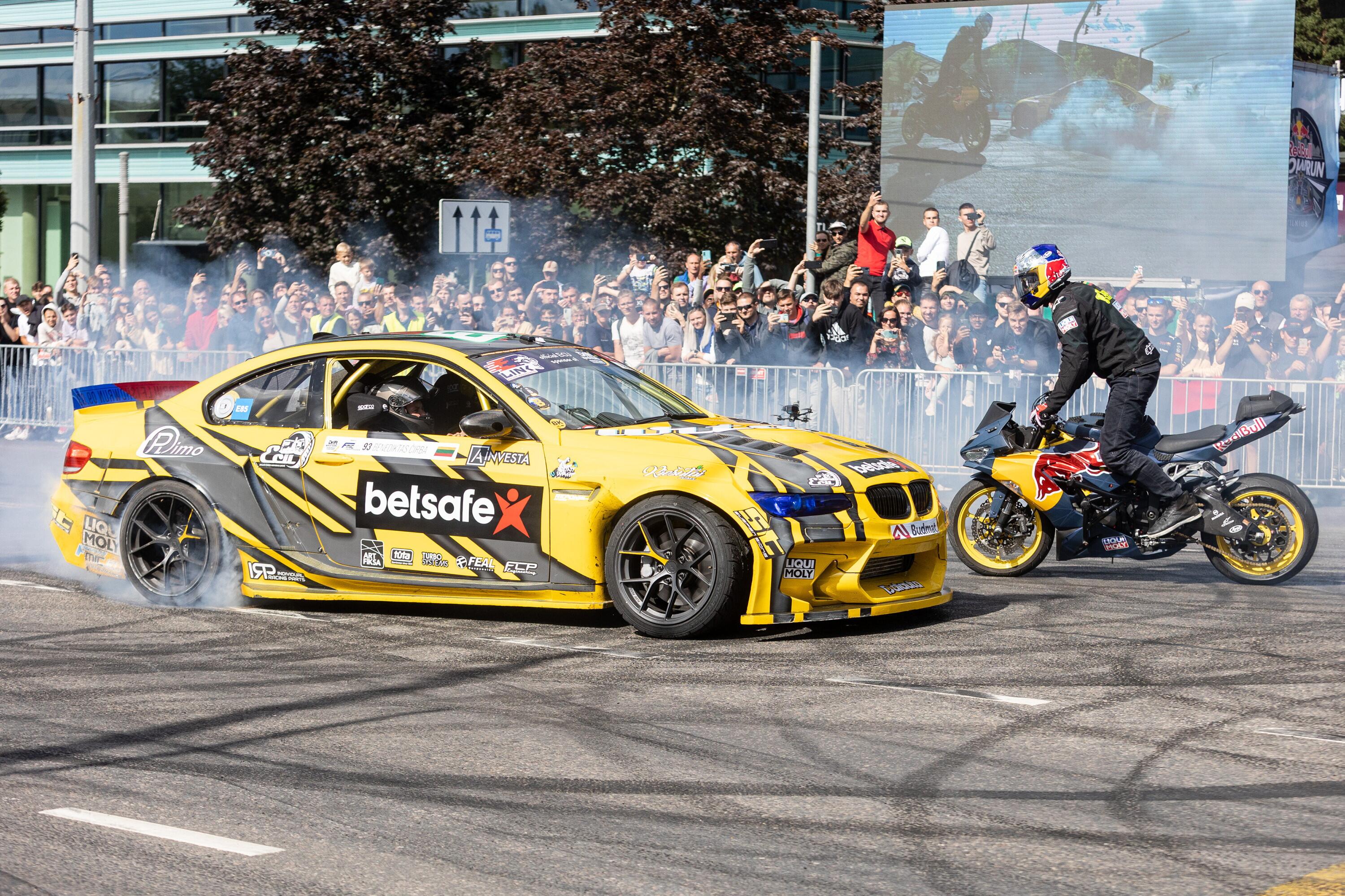 Nežino: kartais vairuotojai nustemba, kai dėl geresnio sukibimo rekomenduojama montuoti skirtingų matmenų padangas – priekyje siauresnes, gale platesnes.