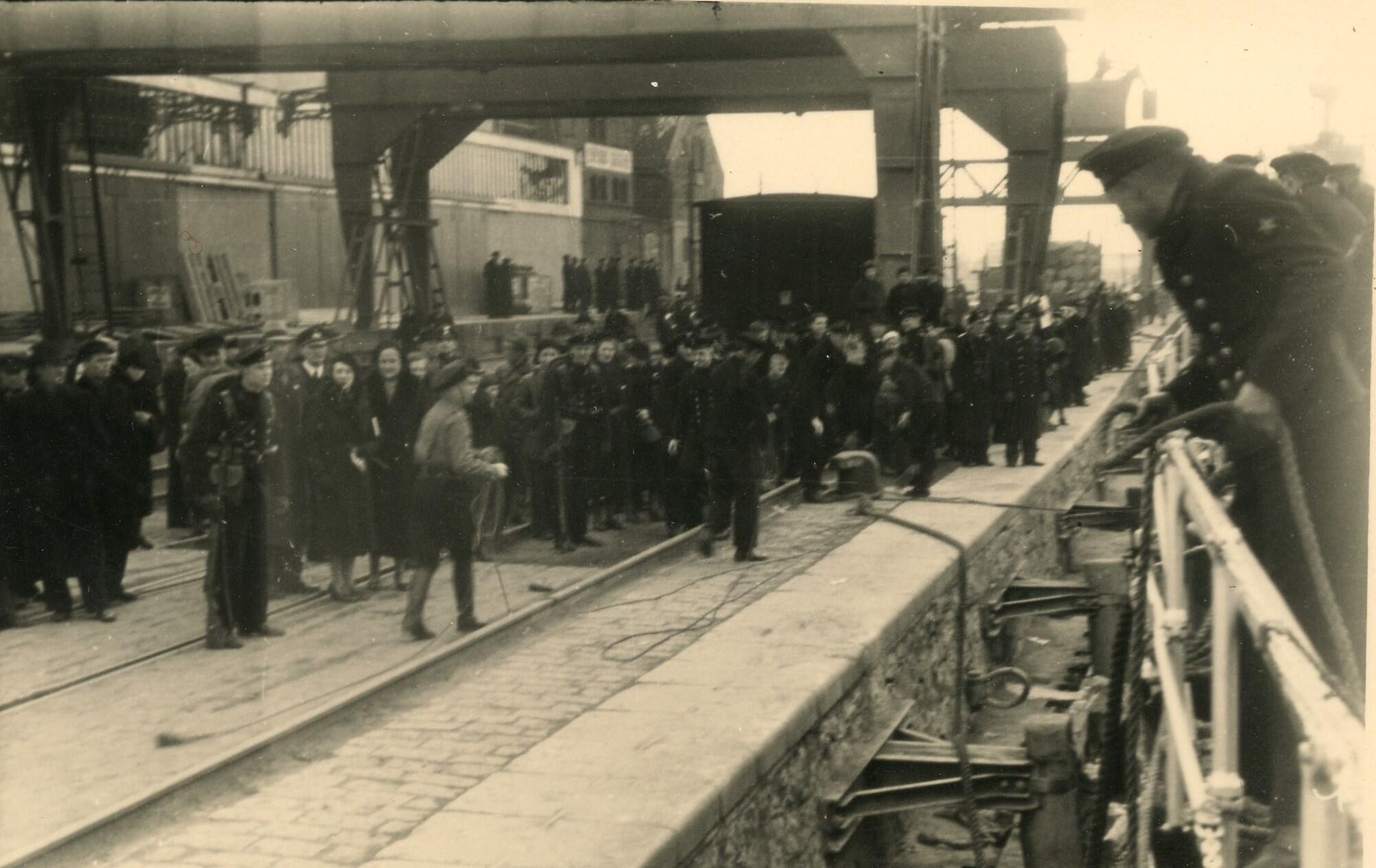 Konfliktai: būta atvejų, kai, į Klaipėdos uostą atplaukus vokiškiems laivams, susirinkę vietiniai vokiečiai giedodavo Vokietijos himną, jiems iš laivo pritardavo atvykusieji, o prolietuviškai nusiteikę darbininkai apmėtydavo juos akmenimis.