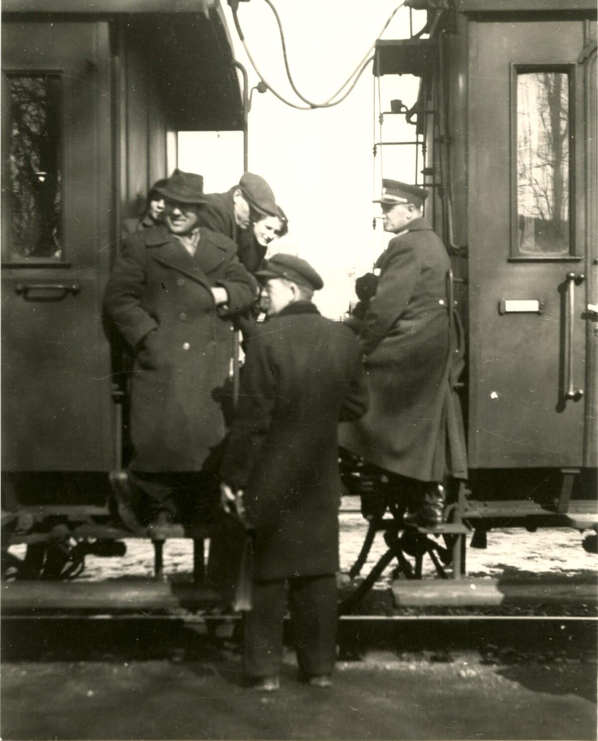 Faktai: didžiausias vietos žmonių nesantaikos pikas pasiektas 1939 m., po anšliuso, kai lietuviams pasitraukiant iš Klaipėdos daliai jų buvo aiškiai pasakyta, kad krašte jie nepageidaujami.