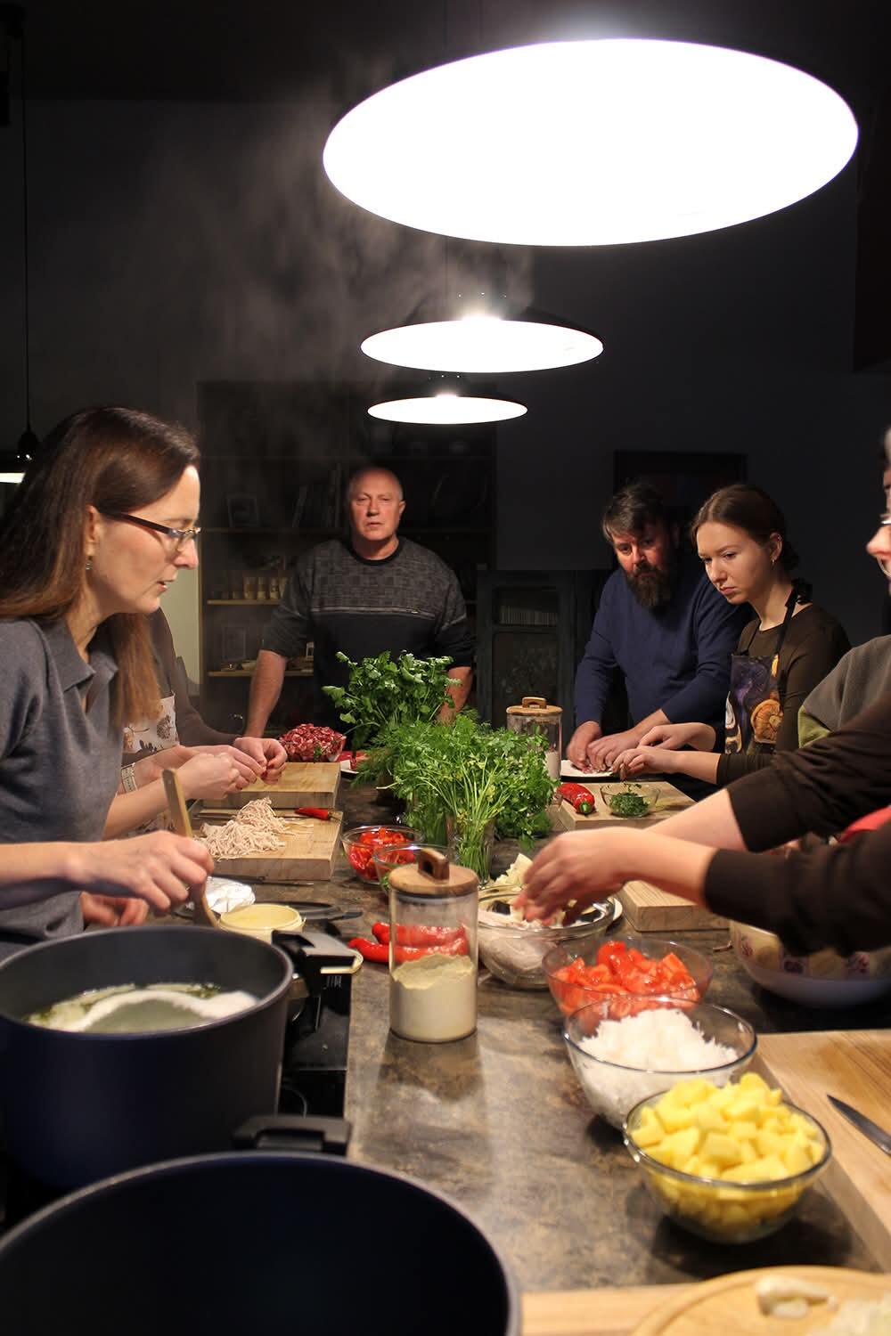 Pasiteisino: stalas ir bendras darbas sujungia žmones.