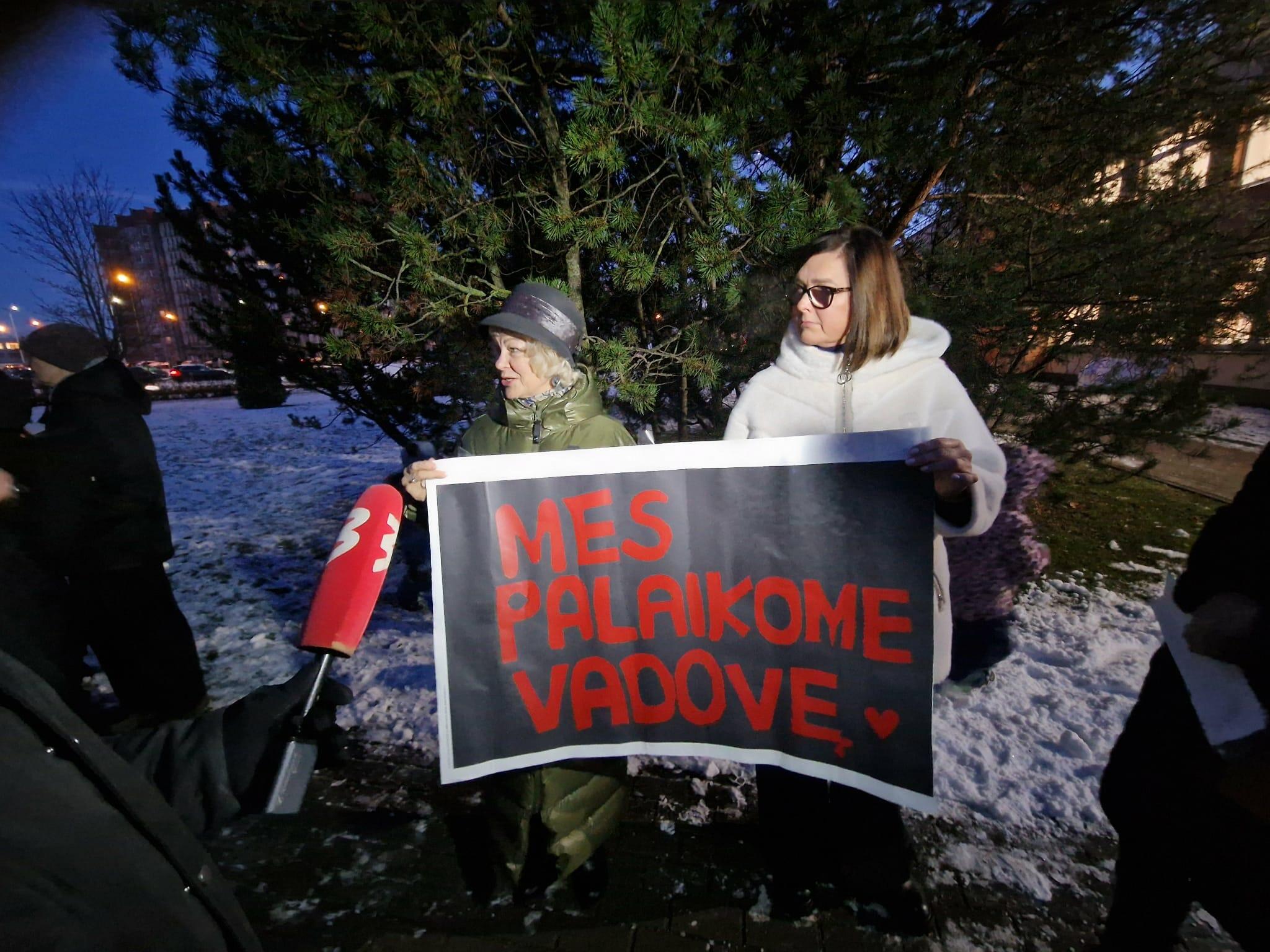 Palaikymas: profsąjungos nariai palaikė „Ąžuoliuke“ dirbančias koleges, priešingą poziciją demonstravo dvi pedagogės ir pora tėvų.