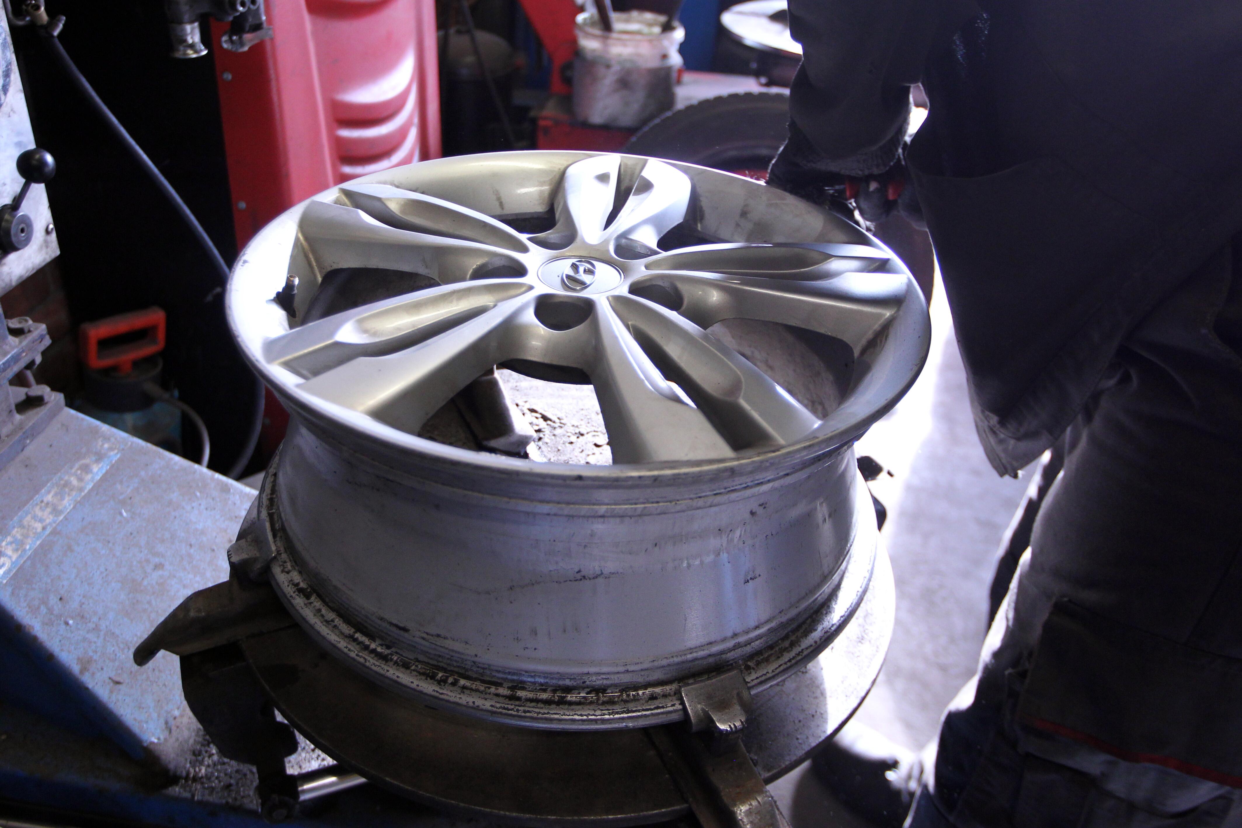 Švara: net menkas purvas ar rūdys tarp stebulės ir ratlankio paviršių gali lemti vibracijas.