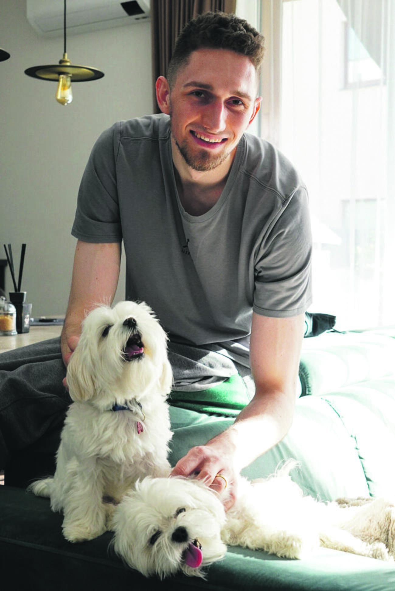 Komanda: krepšininkas sako, kad savo žmonai Gretai visada stengiasi padėti prižiūrėti šuniukus – kol ji vieną maudo, jis kitam jau džiovina kailiuką.