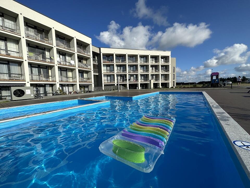 Jauku: šildomas lauko baseinas – dar vienas privalumas, leidžiantis nebūti priklausomiems nuo orų.