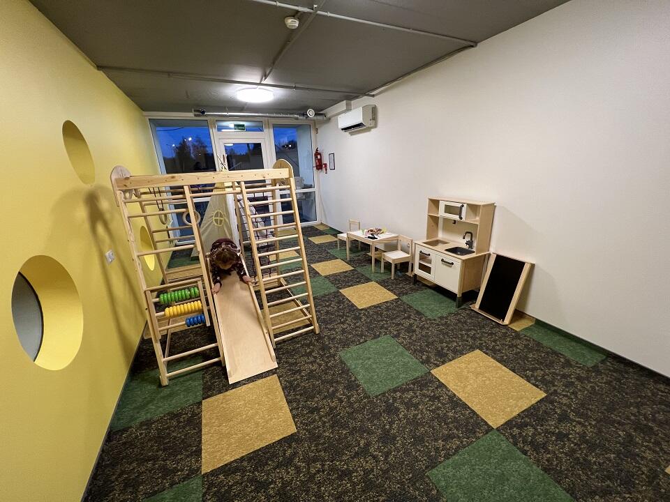 Veiksmas: tėvai gali saugiai palikti vaikus žaidimų erdvėje ir juos stebėti pro sienoje įmontuotus langus treniruotės metu.