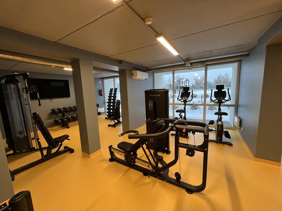 Naudinga: apartamentų komplekse įrengta net 80 kv. m dydžio sporto salė su įvairiais treniruokliais.