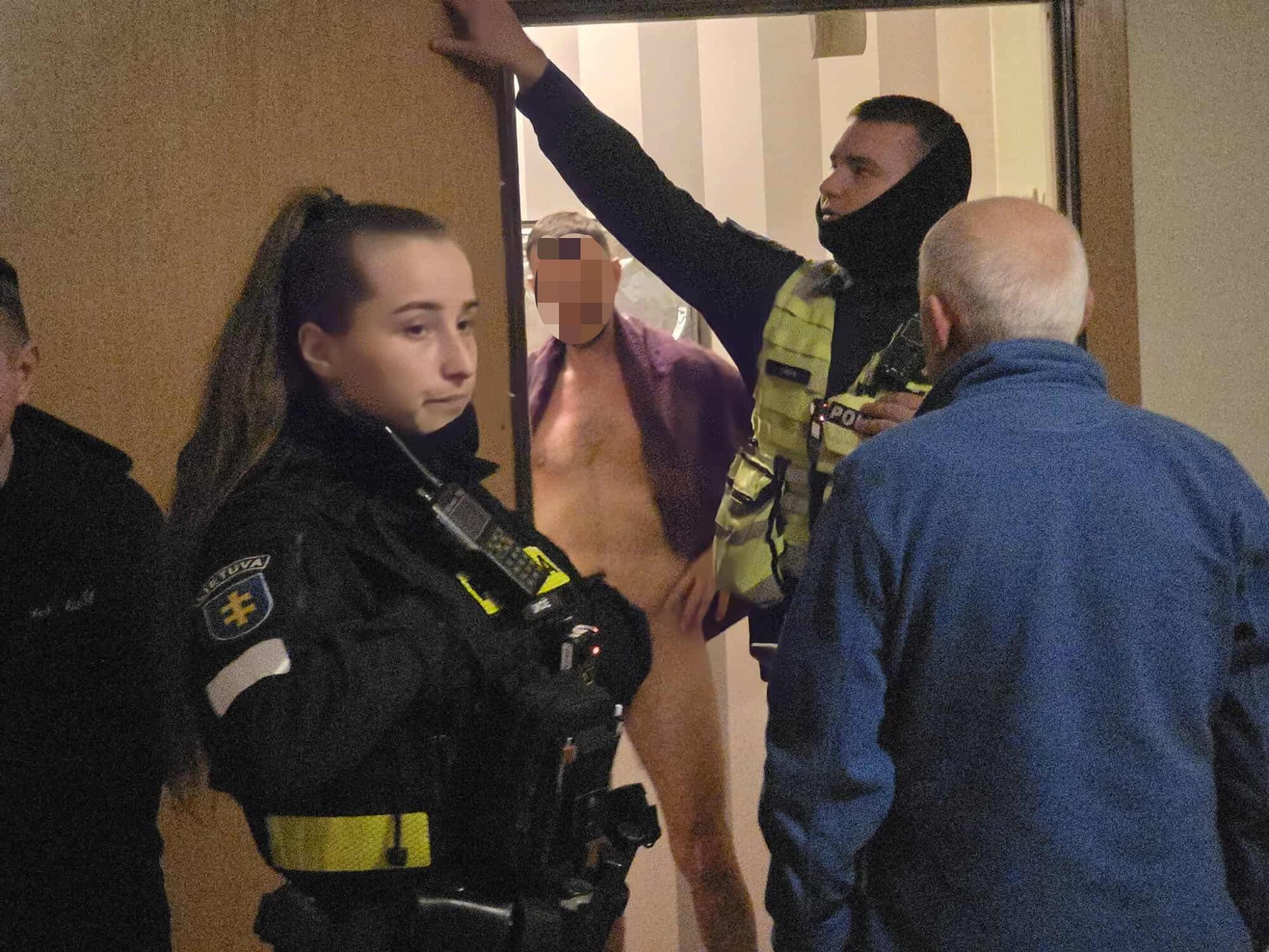 Laužėsi: buto savininkui teko laužti išnuomoto buto spyną, kviesti policiją, tačiau nuogas nuomininkas lyg niekur nieko nuėjo gerti arbatos ir susiruošė maudytis.