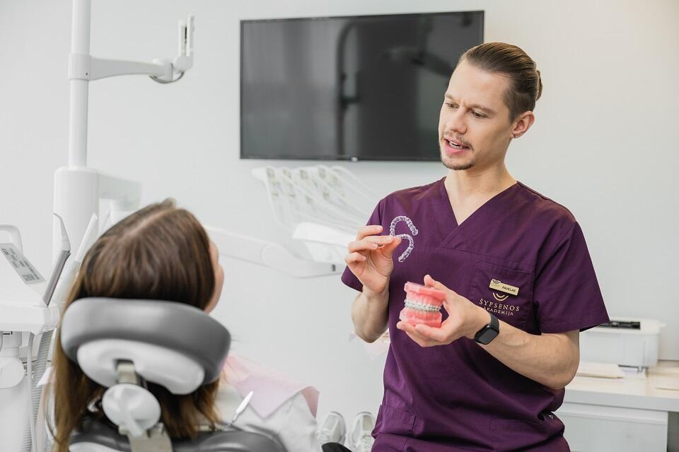 Veiksminga: dantų tiesinimo kapos – modernesnė dantų tiesinimo priemonė, su kuria efektyviai galima išspręsti tiek standartines, tiek sudėtingesnes ortodontines problemas. 