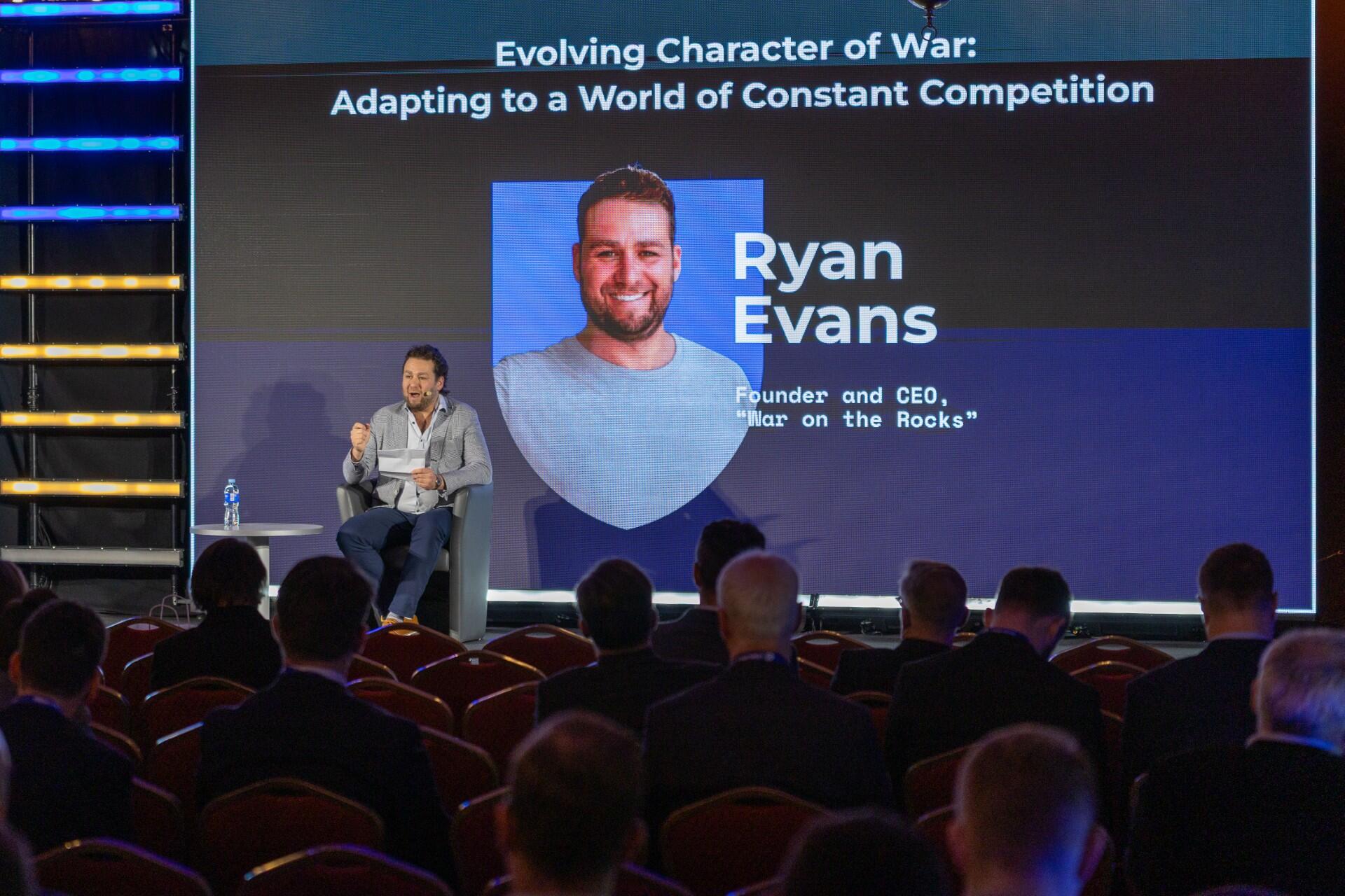 Pokytis: pasak R. Evans, dronai keičia mažų šalių galimybes kare. Dar prieš porą metų jų galimybės generuoti karinę galią buvo gana ribotos, o dabar jos gali sukurti žvalgybinių ir smogiamųjų dronų ekosistemą.