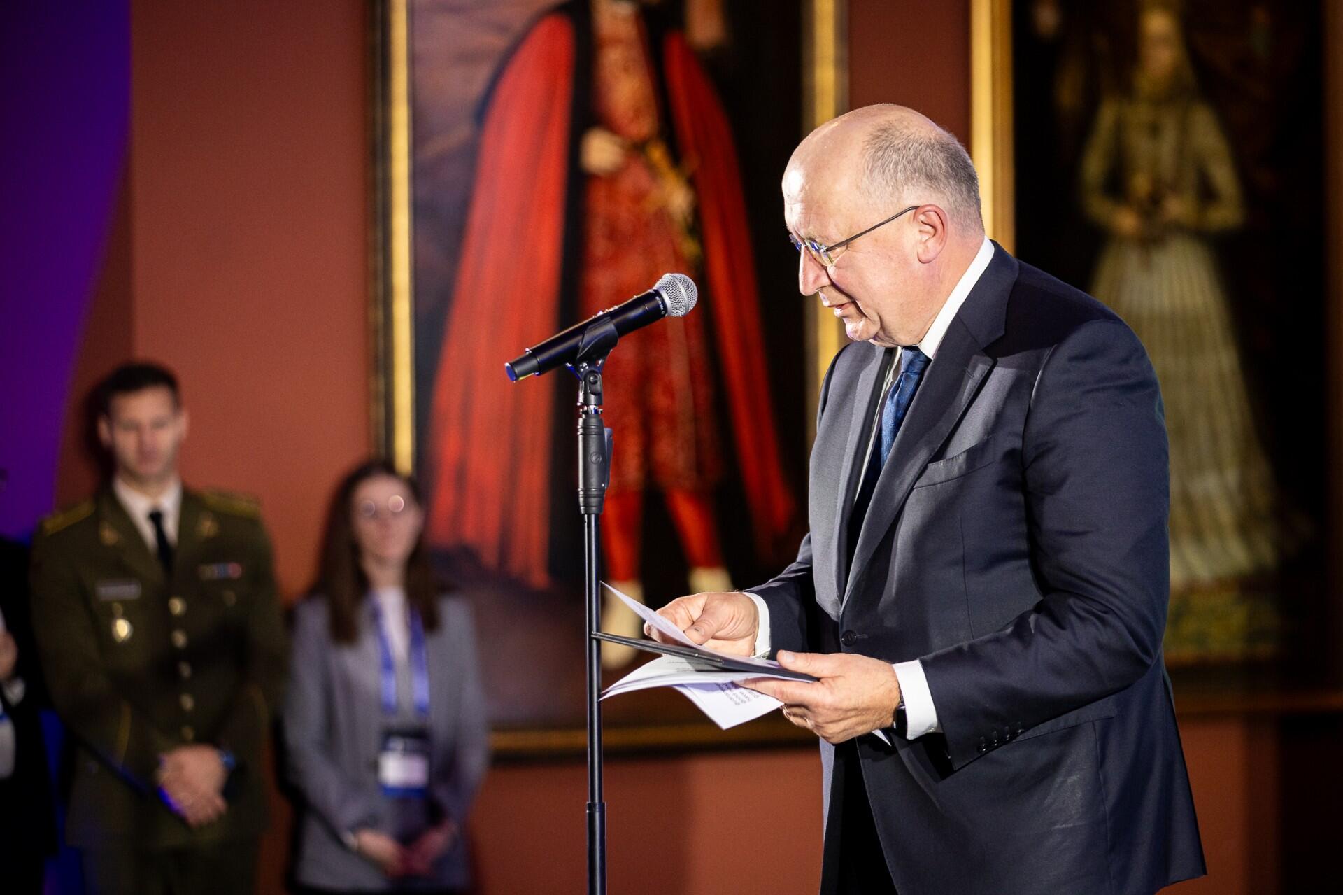 Idėja: A. Kubilius kelia klausimą: ar mes ruošiamės tokiai agresijai, kai mūsų sienas kirs ne tankai, o tik dronai ir raketomis bus puolama ir naikinama mūsų energetikos infrastruktūra?