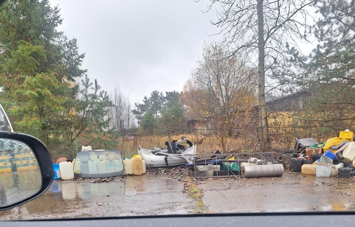 Susirūpino: gyventojai užfiksavo netvarką bendrovės teritorijoje.