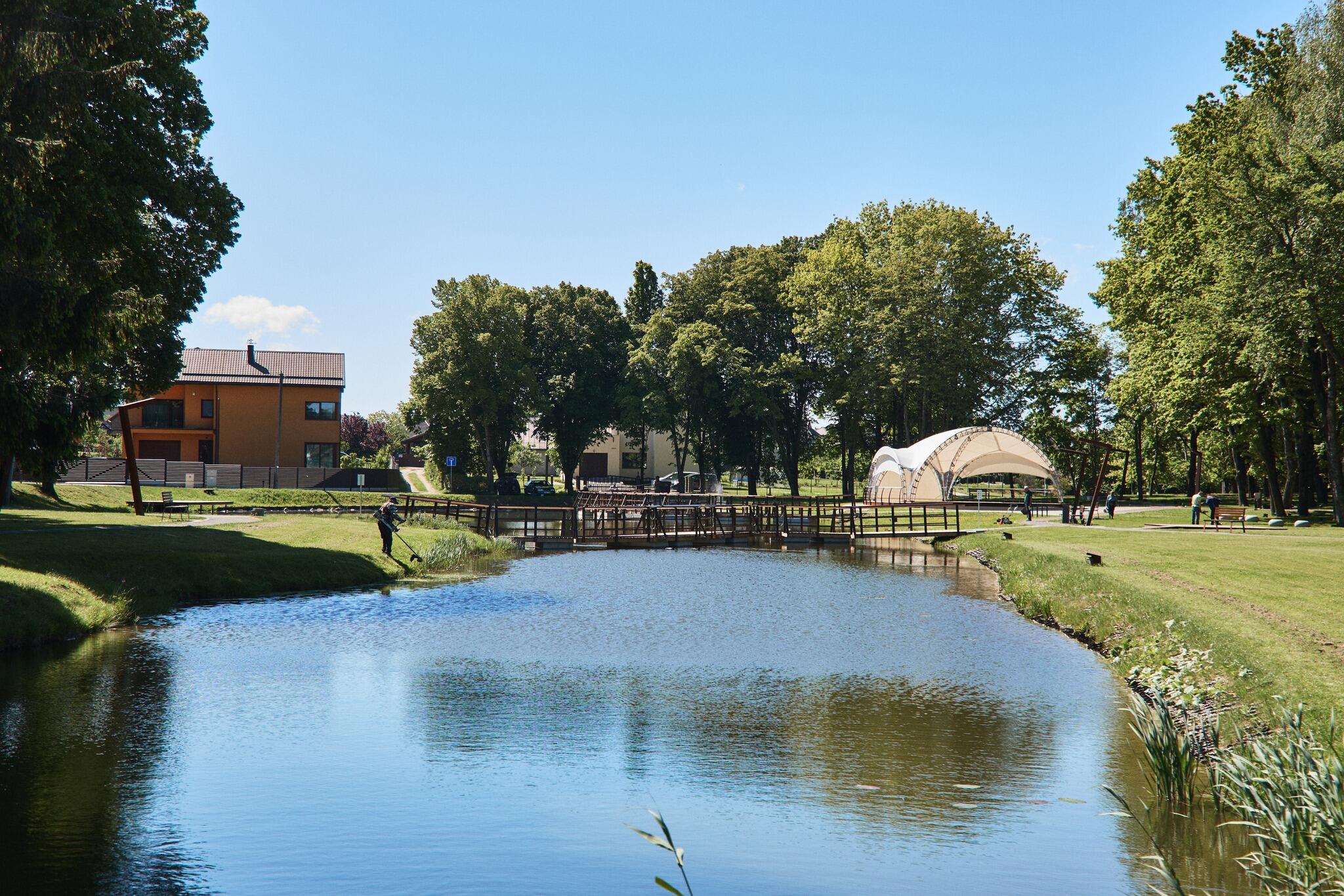 Įgyvendinta: KKJ lėšomis sutvarkytas parkas Ramučiuose. 