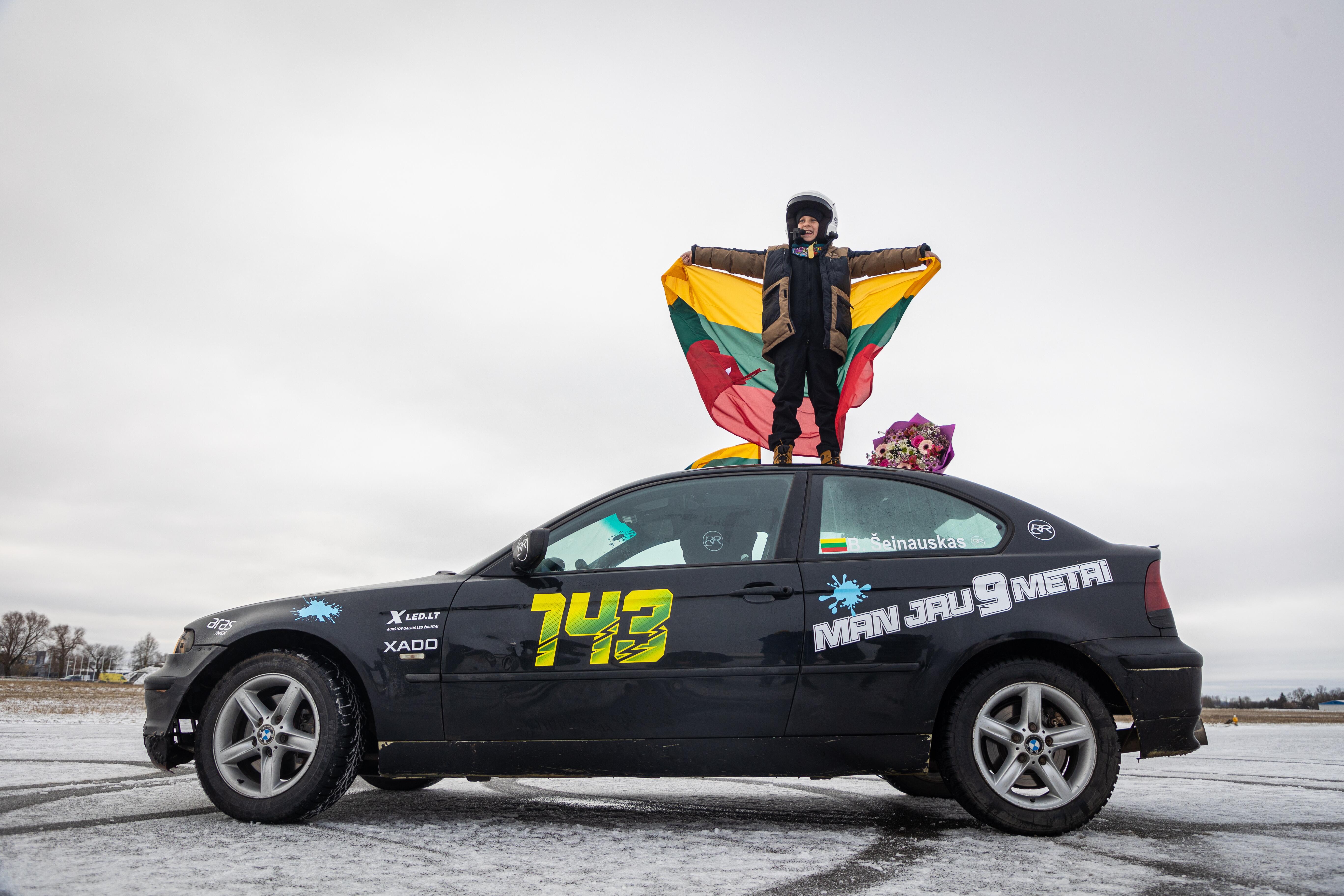 Tai bent: devynmetis vilnietis B. Šeinauskas, vairuodamas automobilį „BMW 325i“ Kauno Dariaus ir Girėno aerodrome, pasiekė 163,7 km/val. greitį.