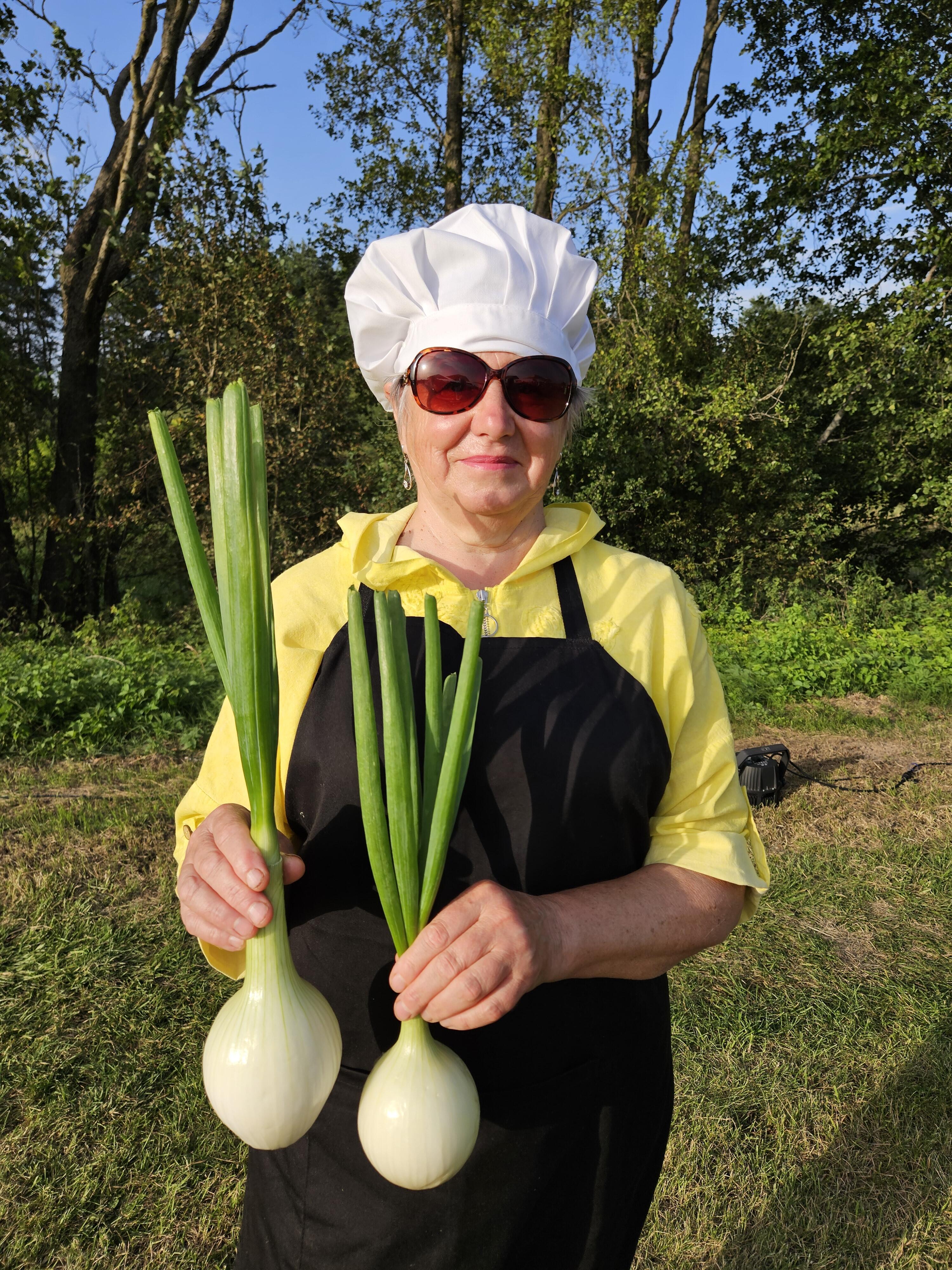 Milžinas: A. Kazakevičienė iš sėklos smėlingame Radvilonių kaimo darže užaugino didžiausią svogūną Druskininkų savivaldybėje. Jo masė – 536 g, ropelės apimtis (be laiškų) – 29 cm.