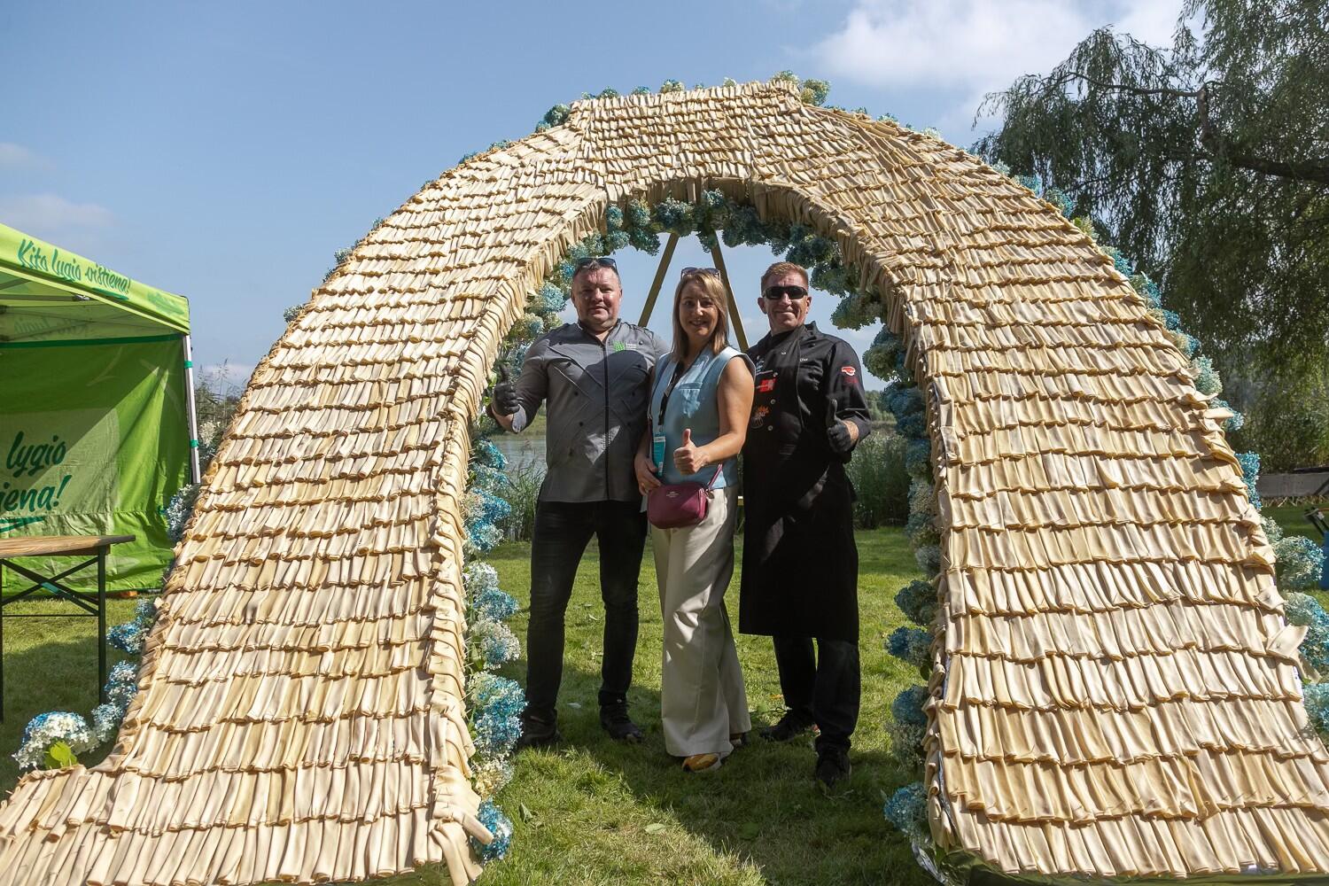 Skaniai: daugiausia lietinių blynų su bulviniu dažiniu iškepta per Utenos miesto 764-ųjų metinių šventę vykusiame renginyje „Gardus Utenos iššūkis“. Apie 3 tūkst. lietinių blynų buvo sudėta ant tam paruošto rėmo-padėklo, vaizduojančio Utenos miesto herbą.