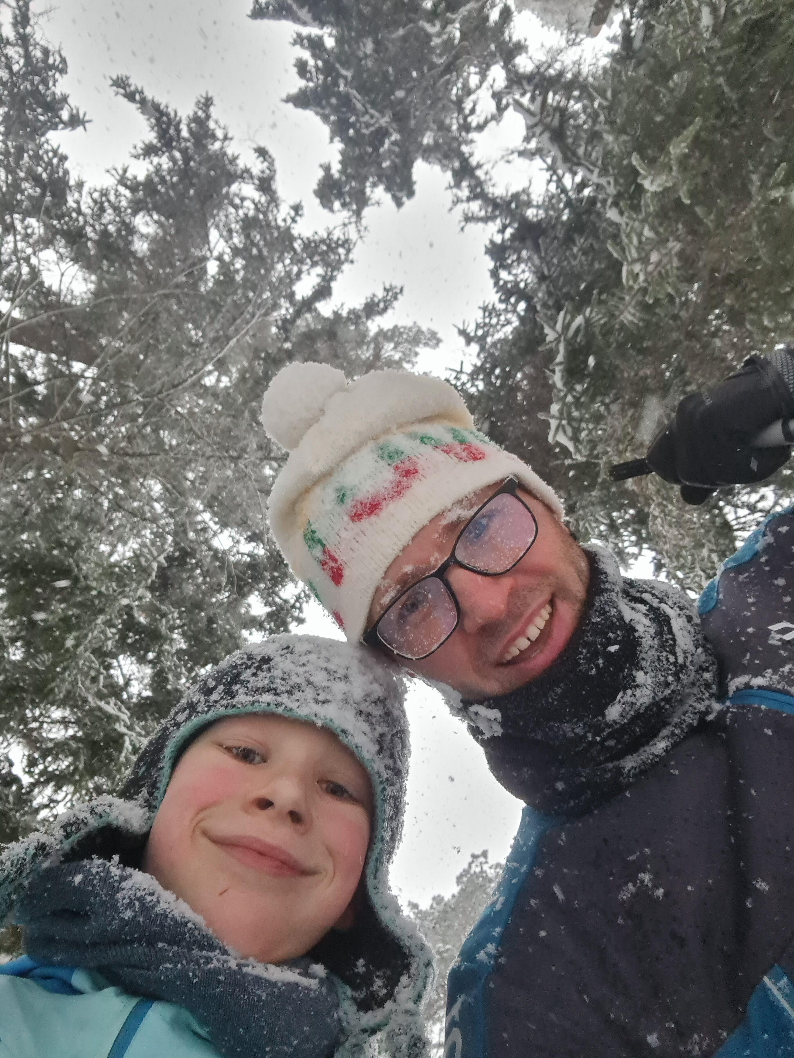 Drauge: Jokūbas su tėčiu – darnus sportiškas duetas. Kai būna sniego, juos galima sutikti Kauno Panemunės šile slidinėjančius.