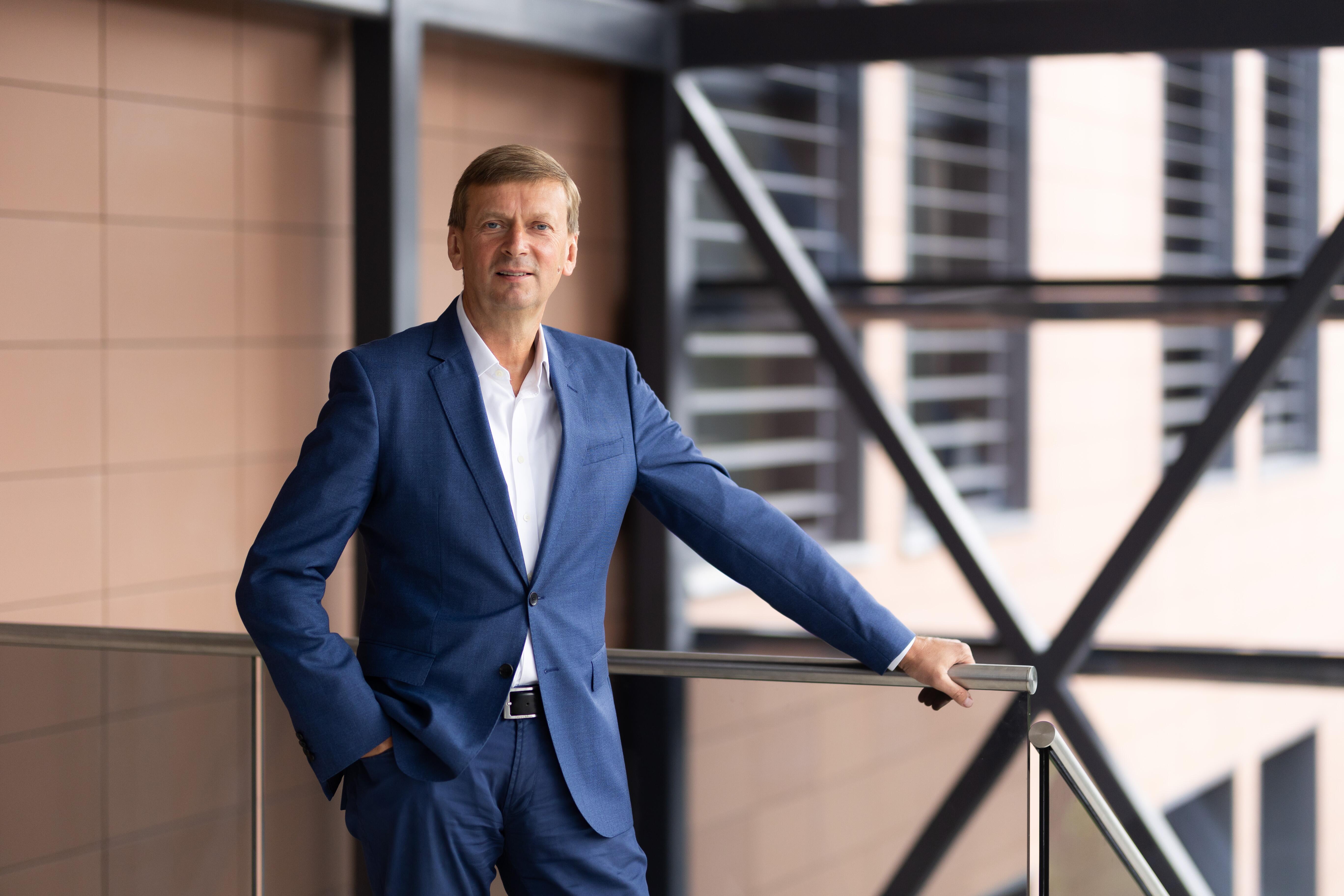 D. Dundulis, „Norfos mažmena“ valdybos pirmininkas ir gamybos bei logistikos bendrovės „Rivona“ generalinis direktorius: mūsų darbuotojai įsitikino: kuo daugiau darbų padarys, tuo didesnį atlyginimą gaus, – pas mus atlyginimų viršutinių ribų nėra.