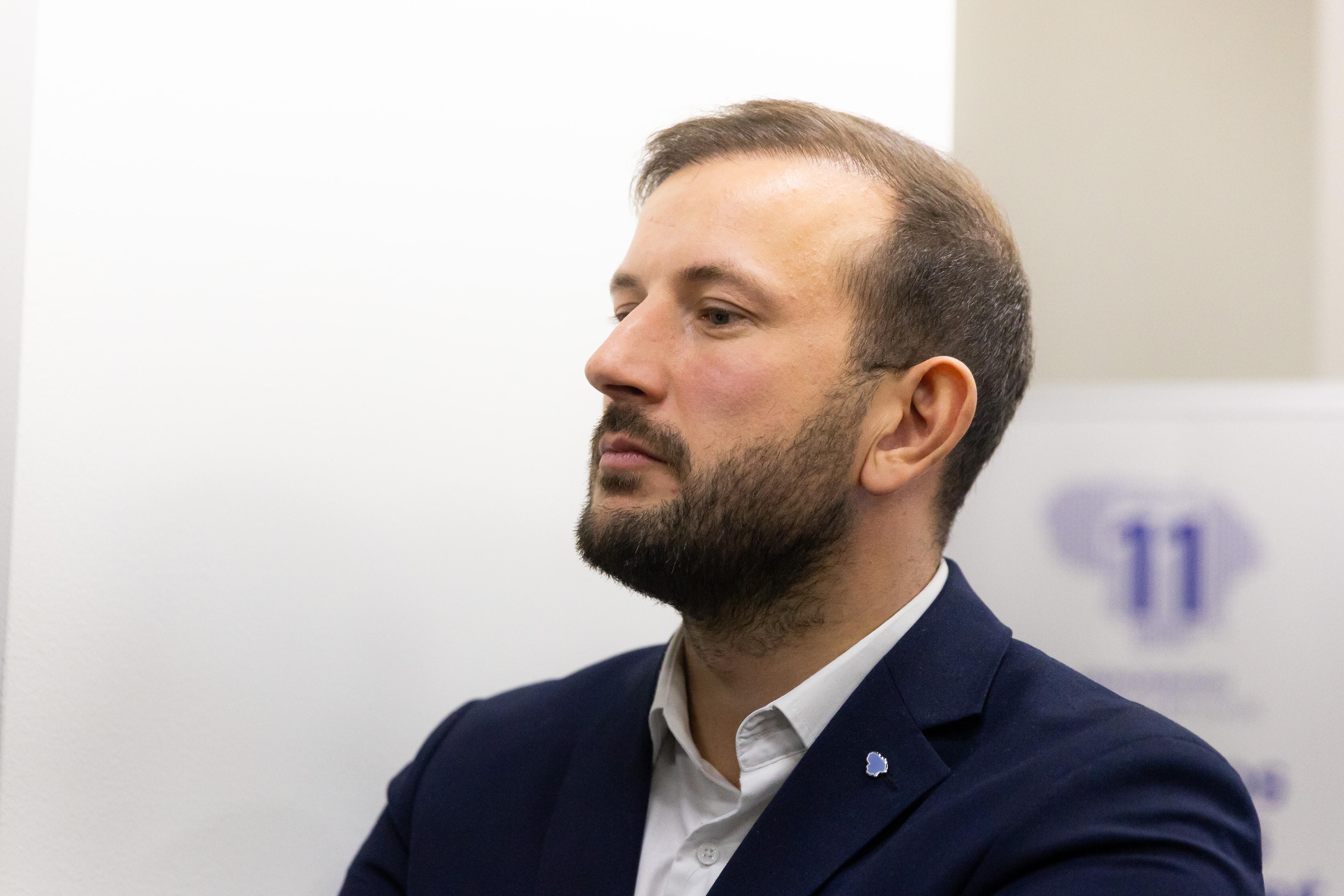 Pozicija: pasak EP nario V. Sinkevičiaus, finansinis sukčiavimas nėra finansinio raštingumo ar neatsargumo klausimas. Tai saugumo spraga, kuria naudojasi profesionalios ir labai gerai organizuotos sukčių grupės.