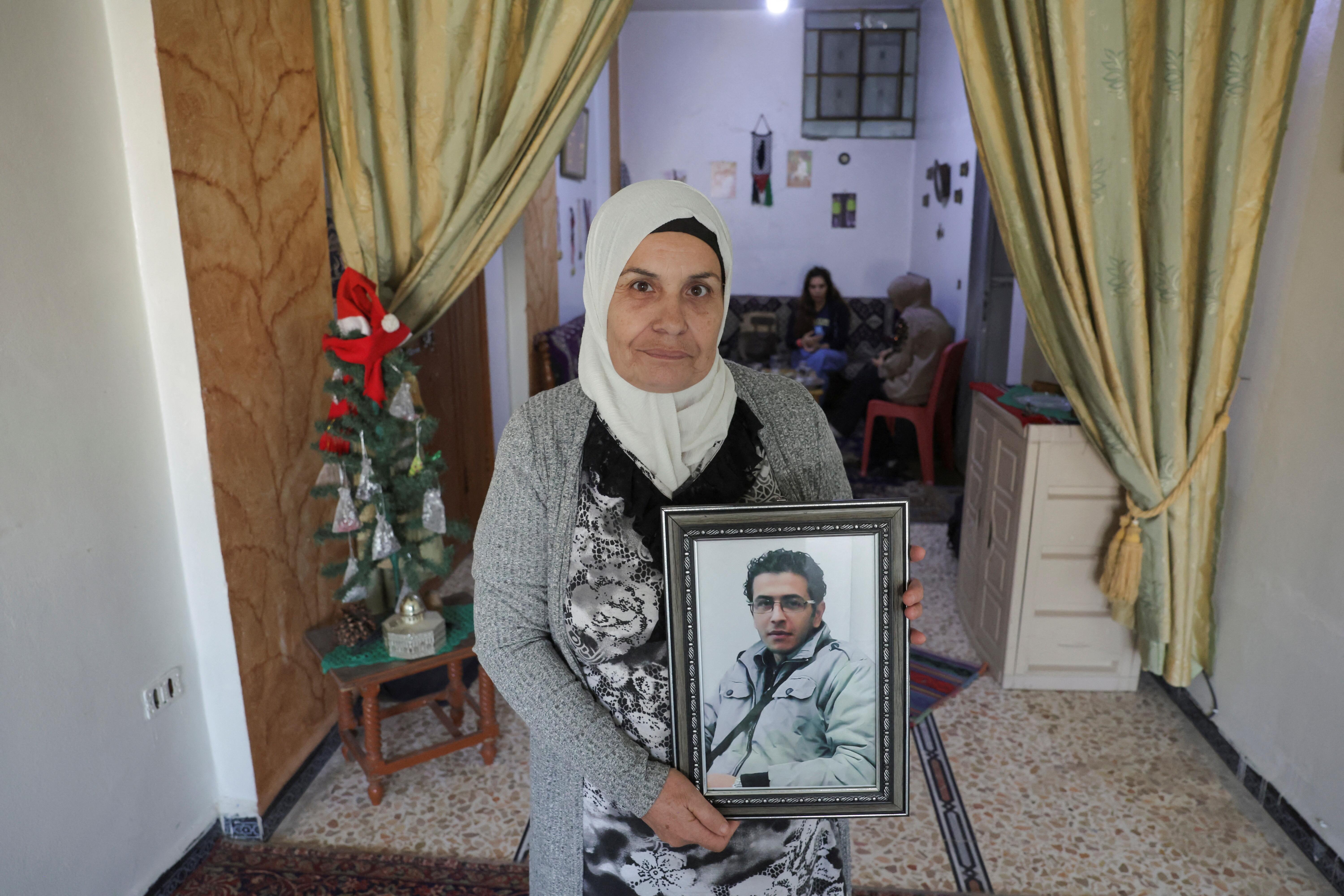 Drama: dingusieji skaičiuojami šešiaženkliu skaičiumi. Alia Darraj laiko nuotrauką sūnaus, kuris Damaske buvo suimtas B. al-Assado saugumo tarnybų ir dingo.