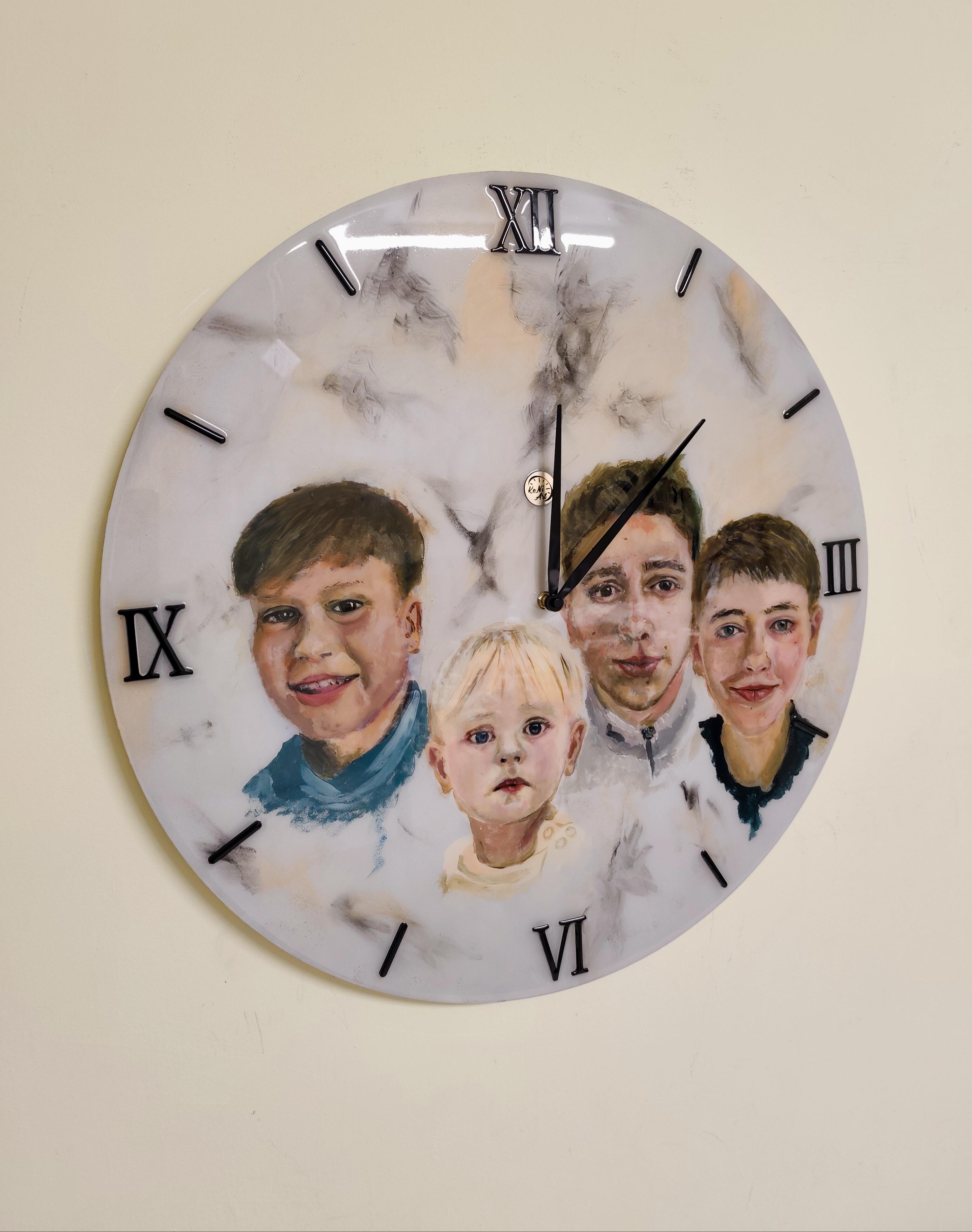 Pasididžiavimas: užsakytas laikrodis su keturių vaikų portretais buvo tikras iššūkis, bet su juo puikiai susidorota. 