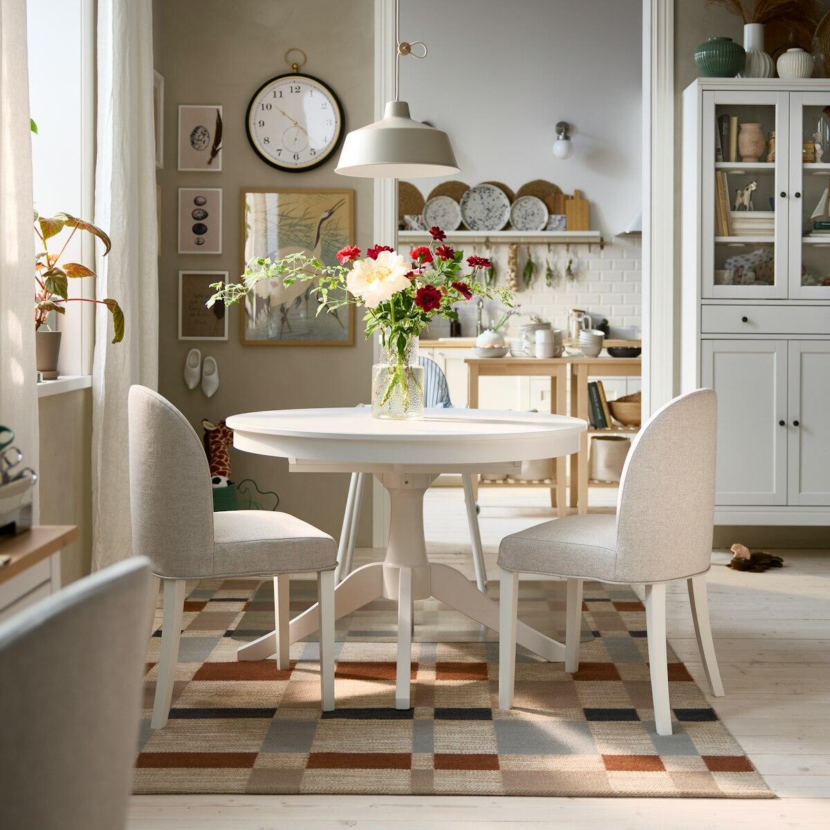 Tradicinė: dažniausiai lietuvių virtuvė – minimalistinė, neutralūs tonai ją vizualiai praplečia ir sukuria harmoningą foną.