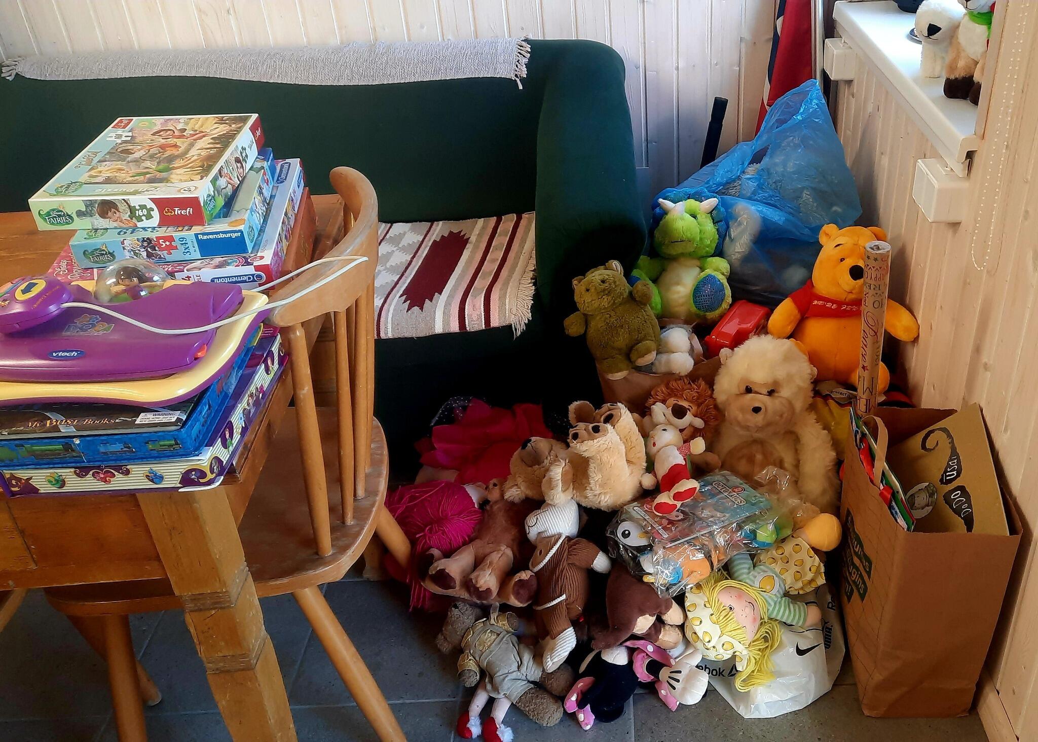 Tvariai: iš nereikalingų žaisliukų – jaukios dovanos, iš tapetų likučių – kalėdinės dekoracijos.