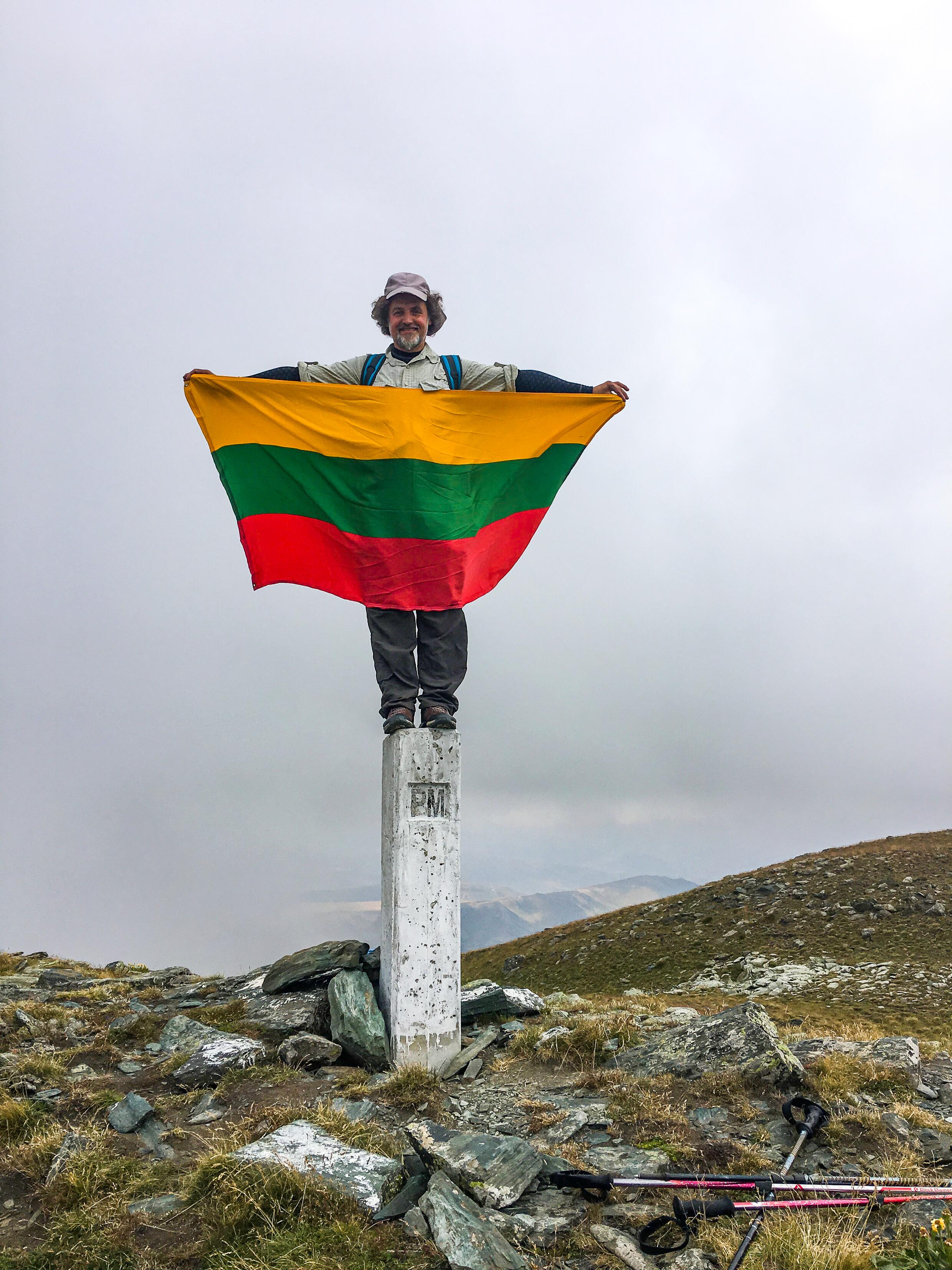 Pasididžiavimas: vilnietis V. Bukauskas Lietuvos vėliavą iškėlė net 65 valstybių aukščiausiose viršukalnėse.