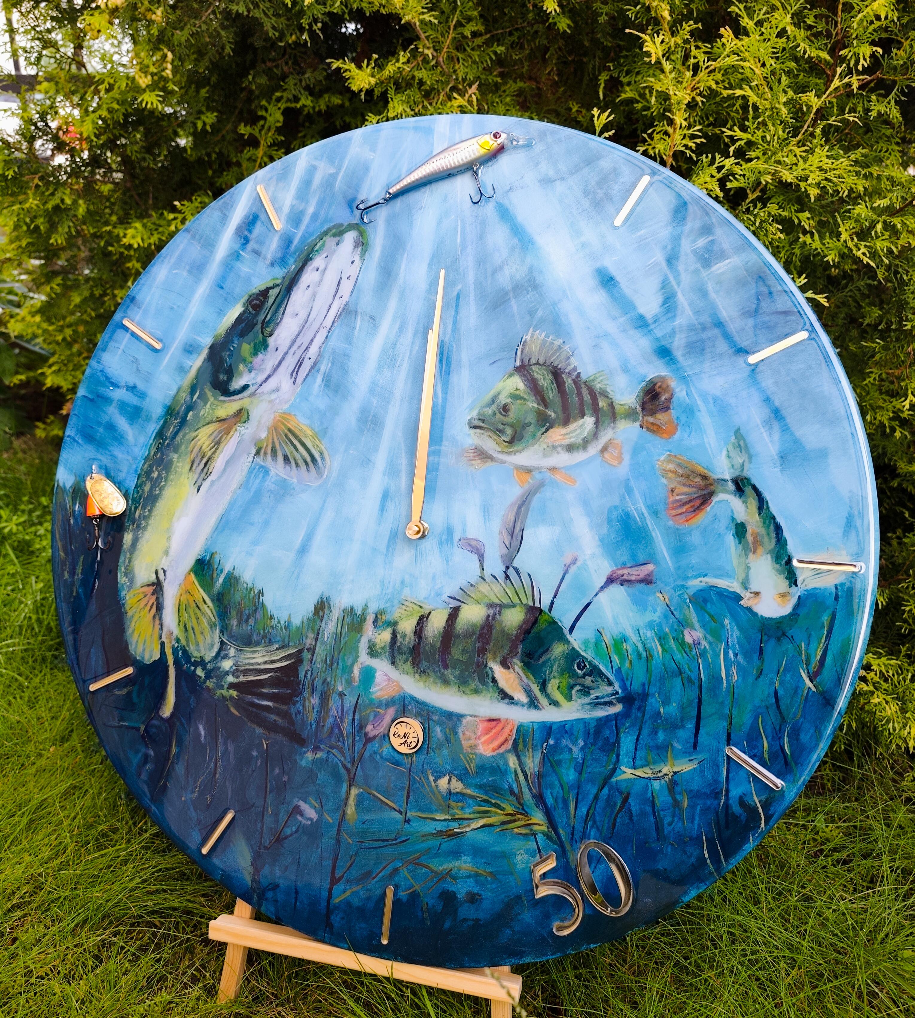 Pomėgis: viena populiariausių temų – žvejybos ir medžioklės motyvai. Unikalumo jiems suteikia išskirtinės detalės – K. Adomėnas naudoja šovinius ir žvejybos kabliukus vietoj skaičių.