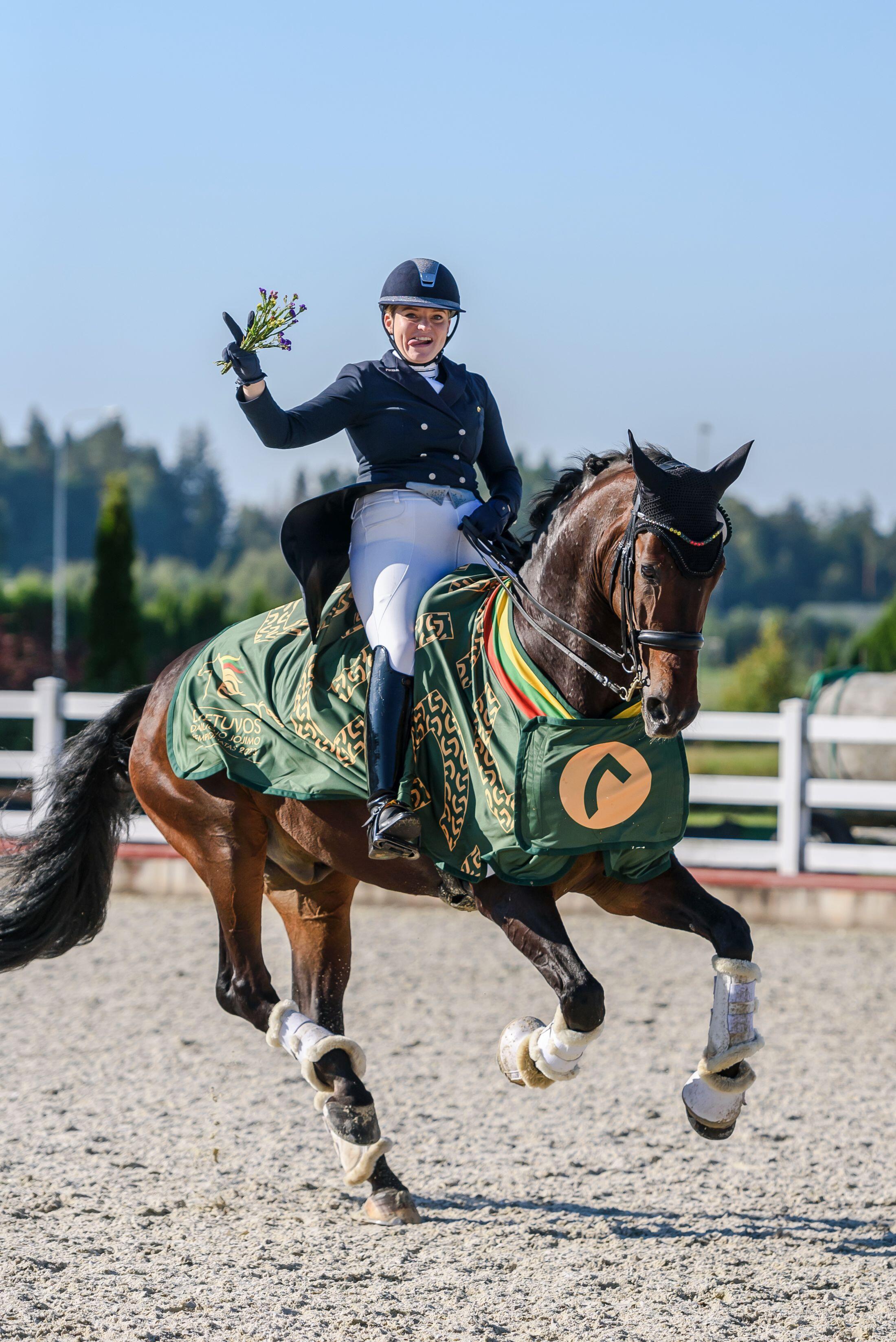 Duetas: šiame sporte žirgas ir raitelis turi veikti išvien, tikina jojikė J. Vanagaitė-Samuilė, atstovavusi Lietuvai Paryžiaus olimpiadoje.