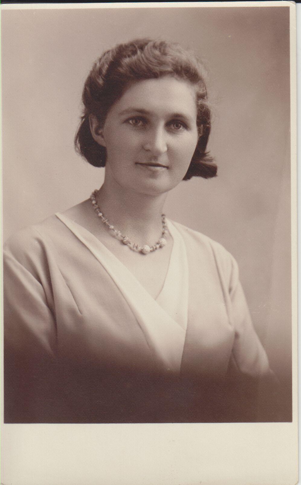 „Naujosios vaidilutės“ bendradarbė – rašytoja Petronėlė Orintaitė (1931 m.), žurnale publikavusi savo apsakymų, eilėraščių (kai kuriuos pasirašinėjusi Zanavykų Ašaros slapyvardžiu), kultūros ir literatūros kritikos tekstų.