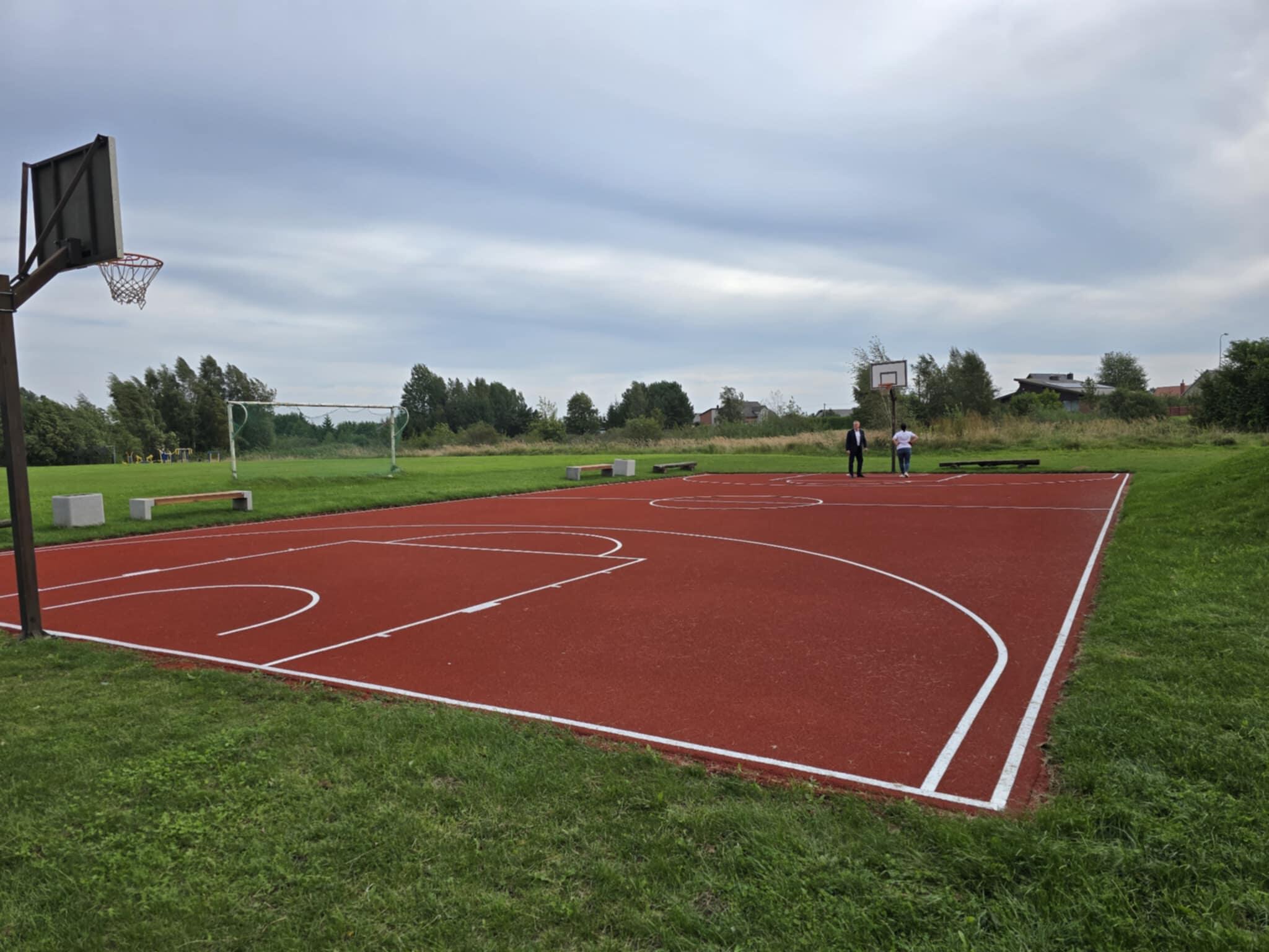 Pakeista Kurmaičių krepšinio aikštelės danga