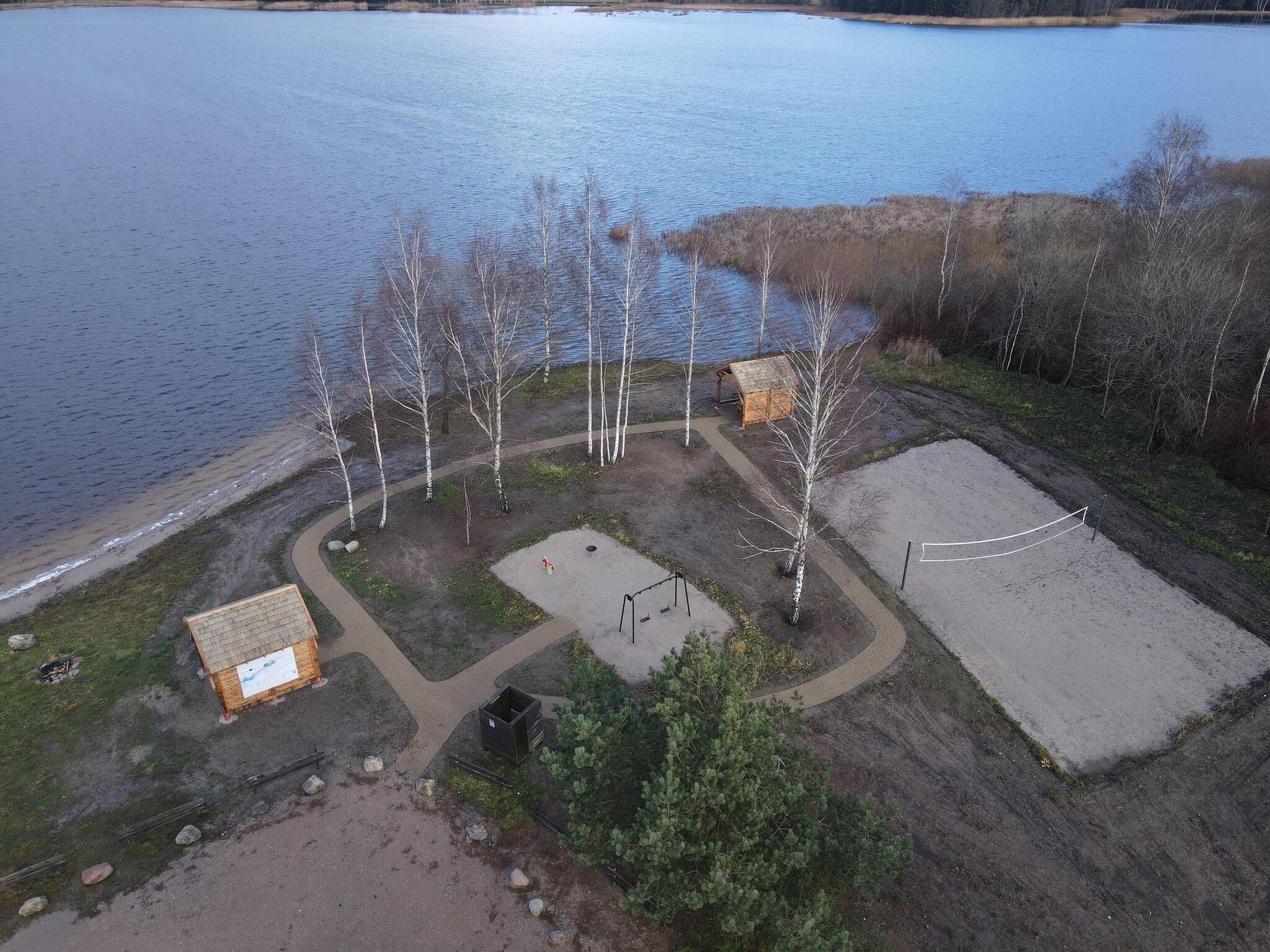 Įrengta poilsiavietė prie Lazdininkų tvenkinio