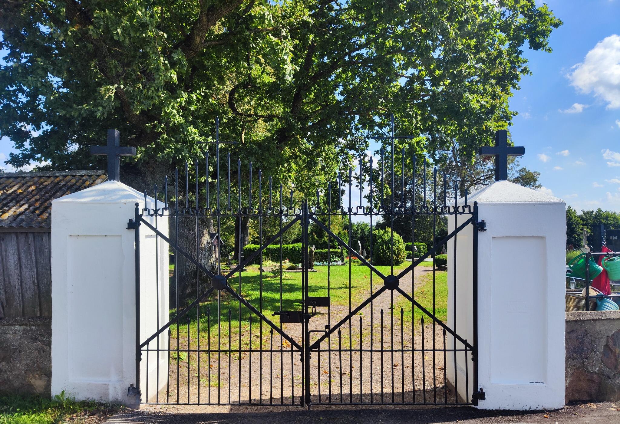 Atnaujinti Laukžemės kaimo kapinių vartai