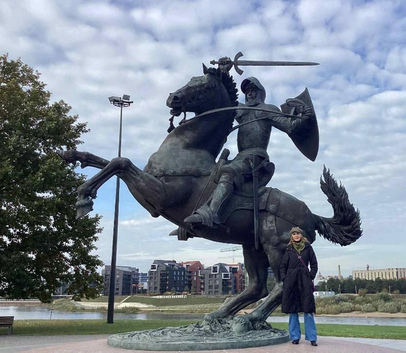 Ekskursija: kur žirgai – ten ir Jolita. Kaune, prie Vyčio skulptūros. 