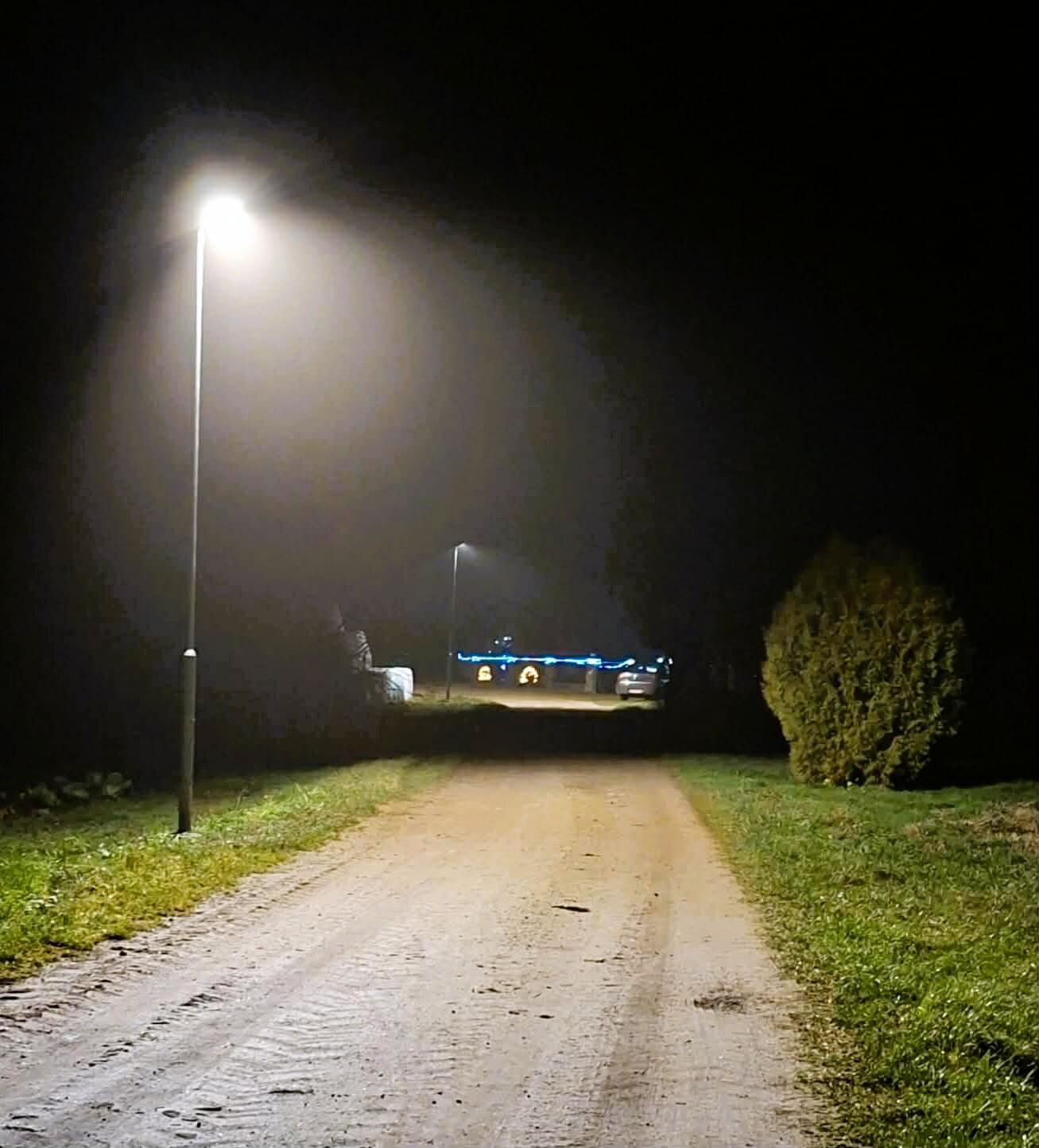 Juodupėnų kaime seni natrio lempų šviestuvai pakeisti naujais LED šviestuvais.