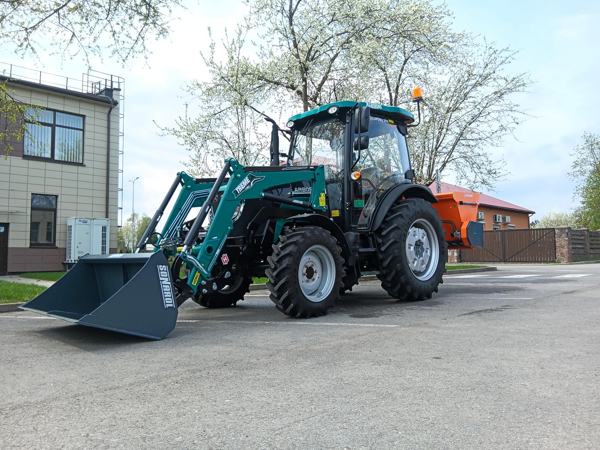 Seniūnija įsigijo naują traktorių su padargais.