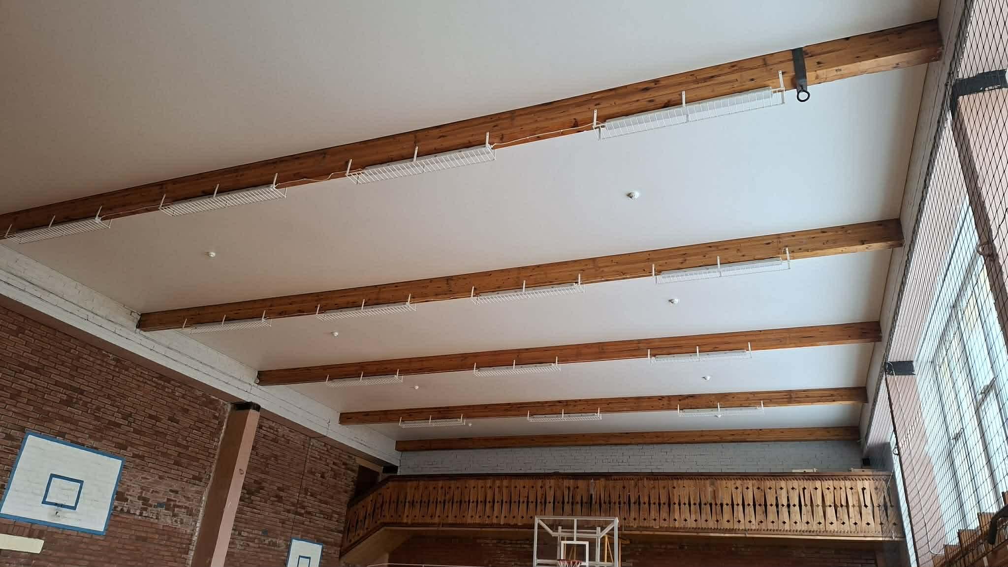 Atnaujintos Kretingos rajono Jokūbavo Aleksandro Stulginskio mokyklos-daugiafunkcio centro sporto salės lubos.