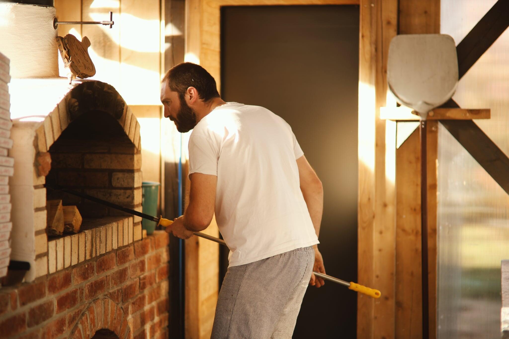 Skanios: ketveri metai, praleisti Venecijoje, nenuėjo veltui. Įsidarbinęs vienoje picerijoje Sebastianas išmoko kepti skanias picas, o apsigyvenęs Žagarėje atidarė savo piceriją „Dolce Vita“.