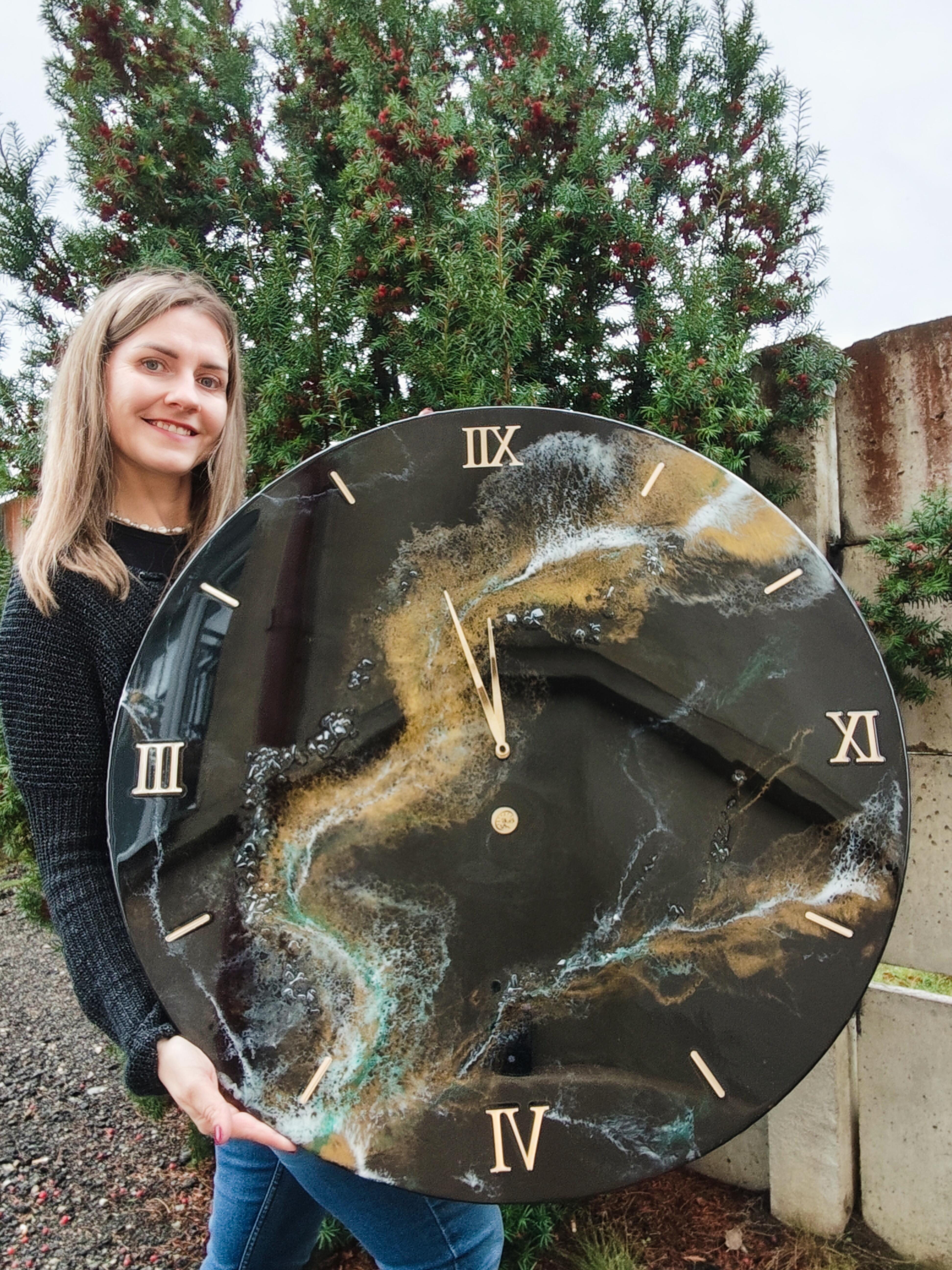 Dermė: „Tai meno kūrinys, bet kartu atlieka ir savo funkciją – skaičiuoja laiką“, – sako laikrodžių kūrėjai.