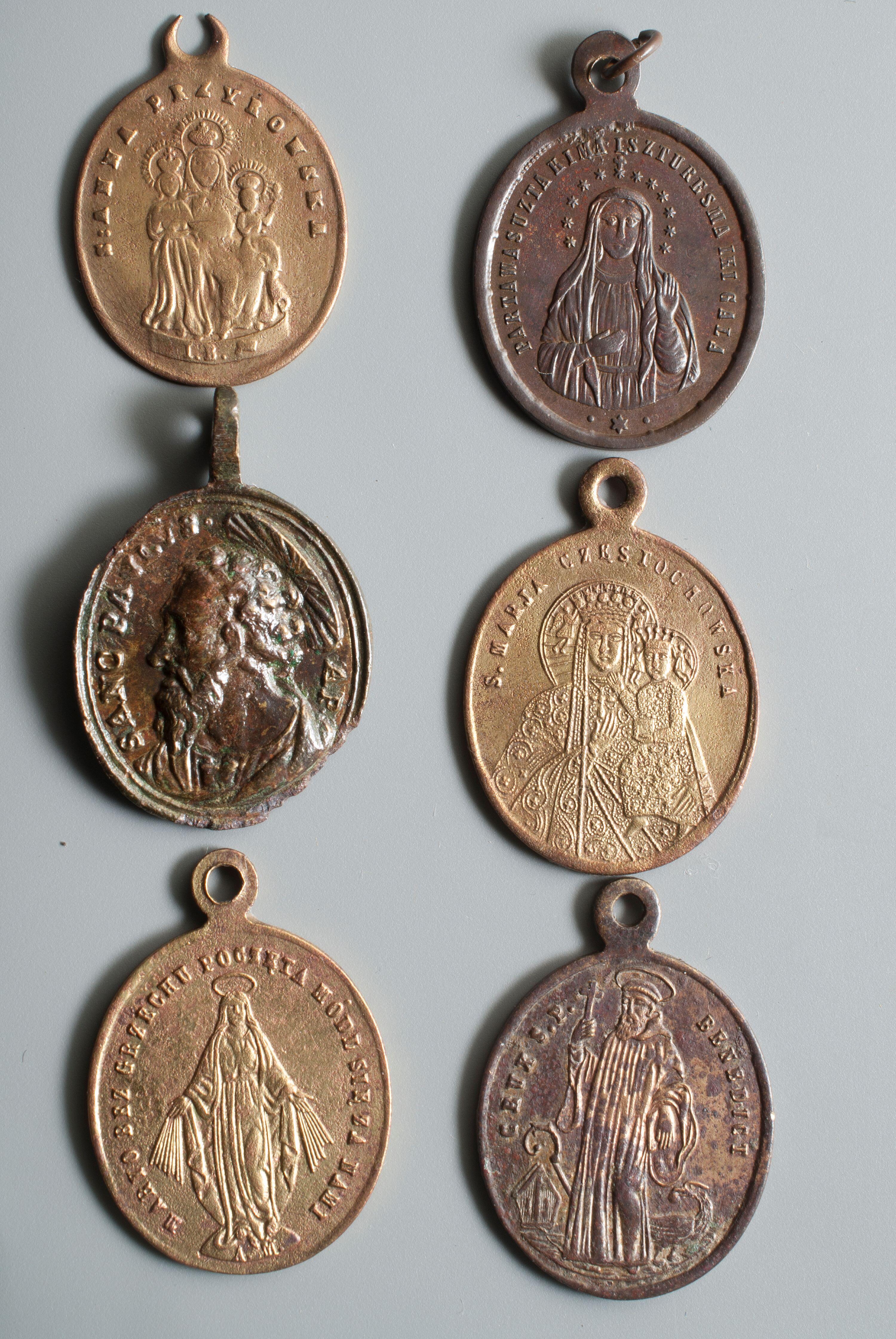 Medalikėliai iš Zapyškio Šv. Jono Krikštytojo bažnyčios teritorijos