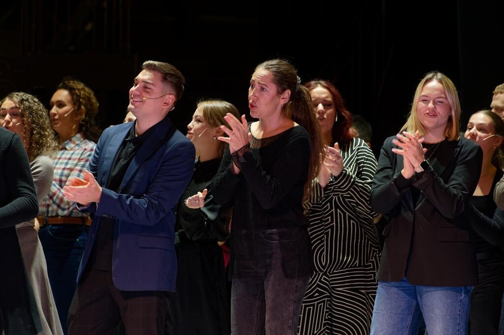 Emocijos: ruošiant gospelo koncerto programą ne vieno atlikėjo akyse suspindo jaudulio ašaros. „Smagu repetuoti šlovinant Aukščiausiąjį“, – sako jų vadovė.