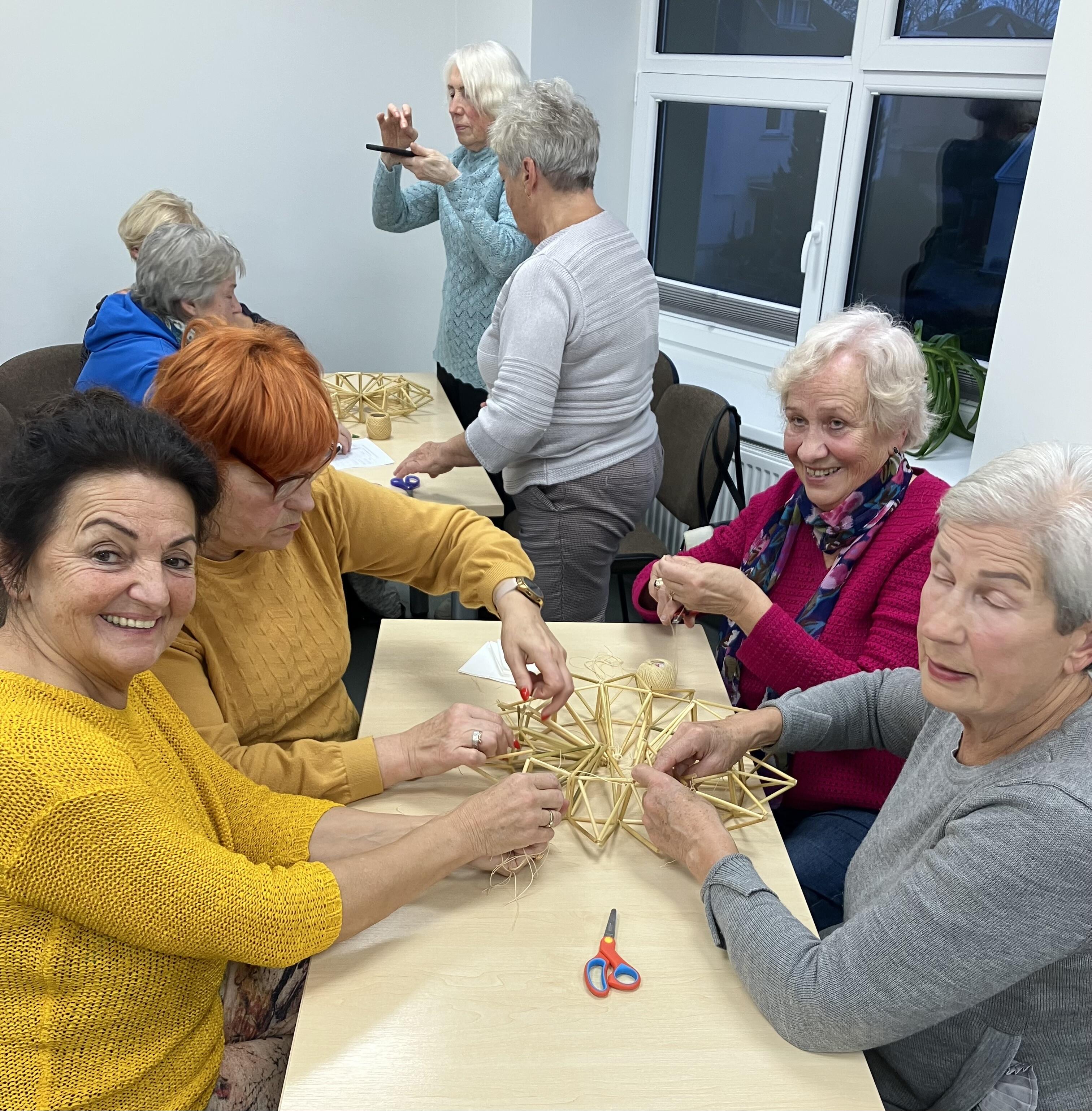 Kartu: artėjančios šventės Palangoje įkvėpė edukacijas, kuriose gimė ne tik kalėdinės dekoracijos, bet ir mezgėsi jauki bendrystė.