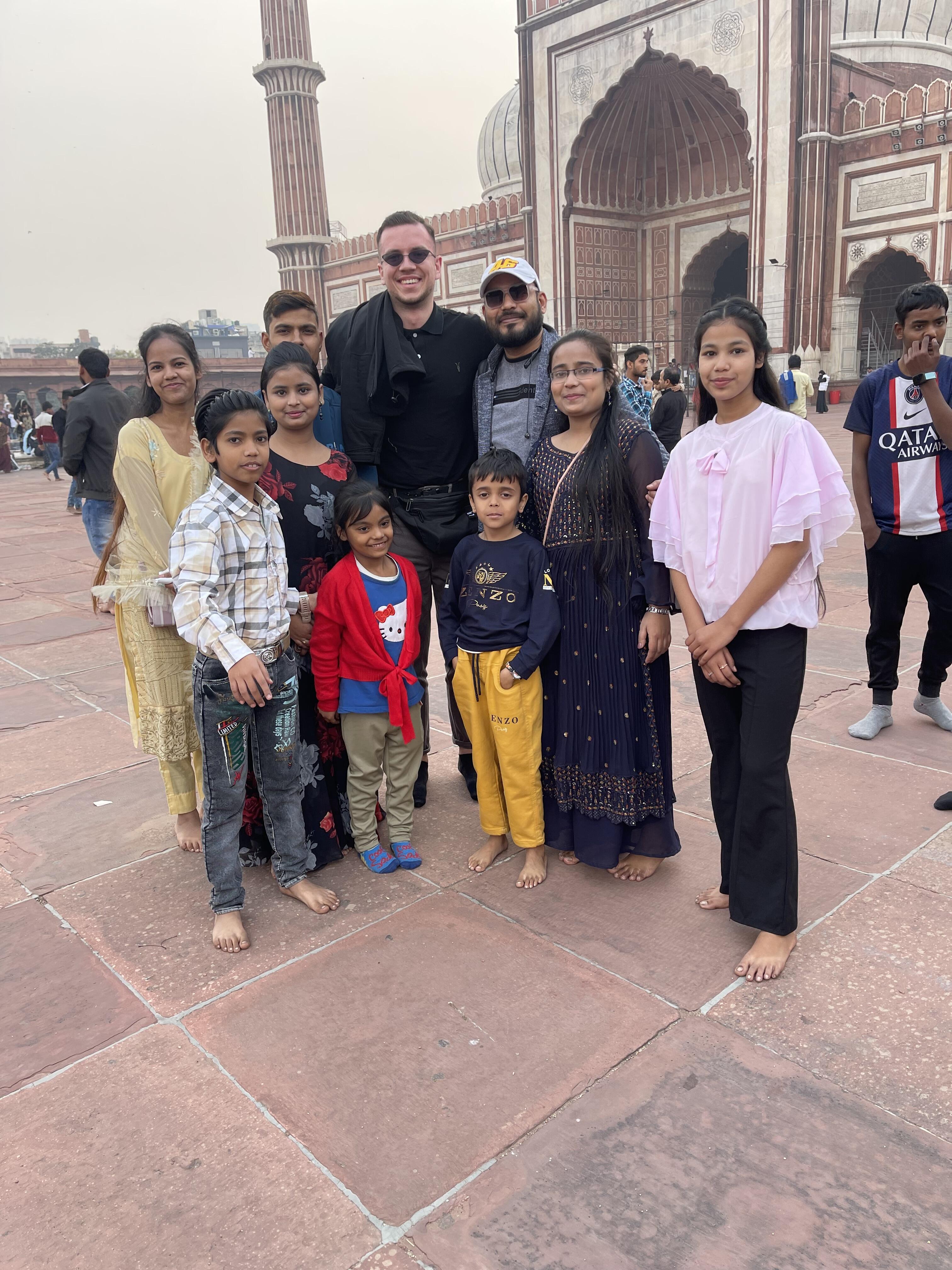 Būtina: vietiniai labai nori nusifotografuoti su turistais. „Galvoju, o kur tos nuotraukos nugula? Ką su jomis daro ir kam tai išvis reikalinga?“ – svarsto Mangirdas. 