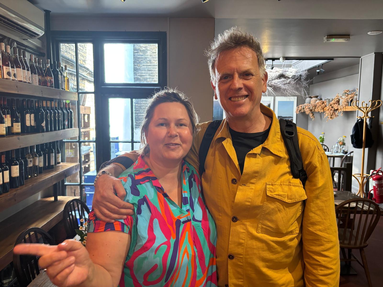 Kūrybinių pasivaikščiojimų vedėja V. Venckutonytė ir autorius britas D. Pearlas.