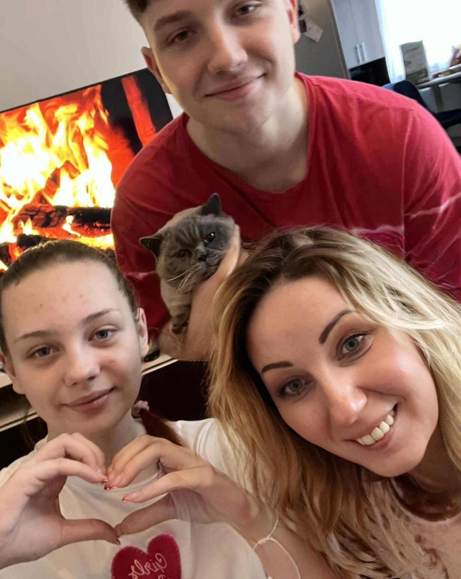 Karina su mama ir broliu