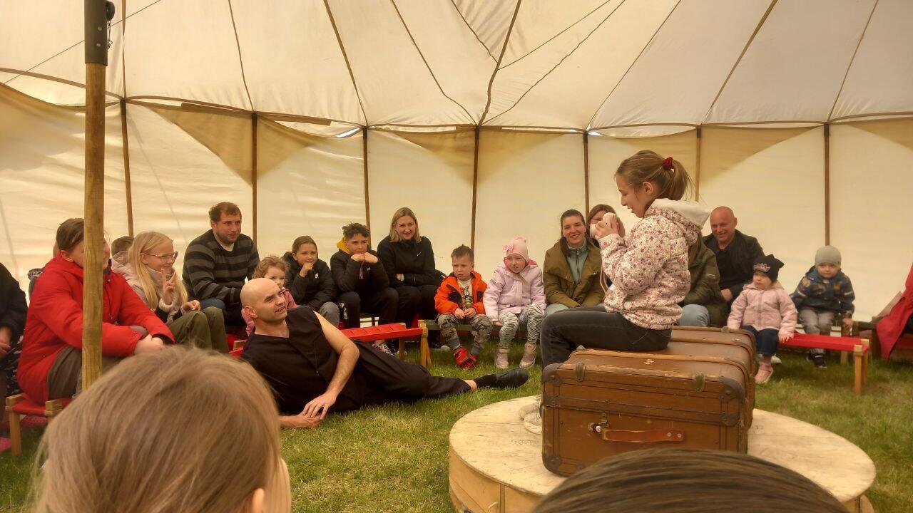 Klounų teatro studija „Dulidu“. Spektaklis „Profesorius ir blusa“, Juodupė