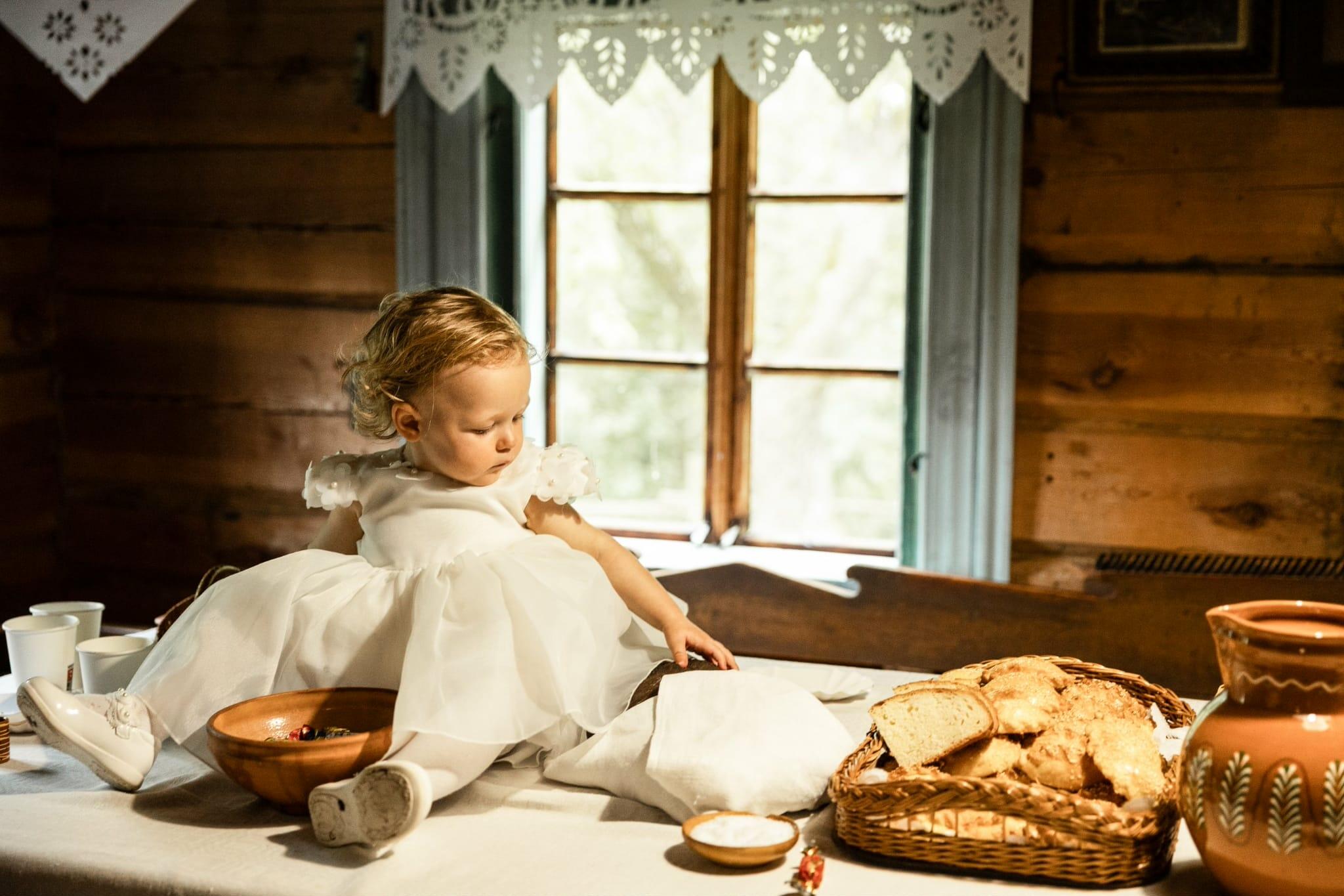 Svarbiausia: krikštamotės dovana – krikšto marškinėliai. Būtinai balti, pačios pasiūti ir išsiuvinėti, nes tai reiškė užsimezgantį dvasinį ryšį.